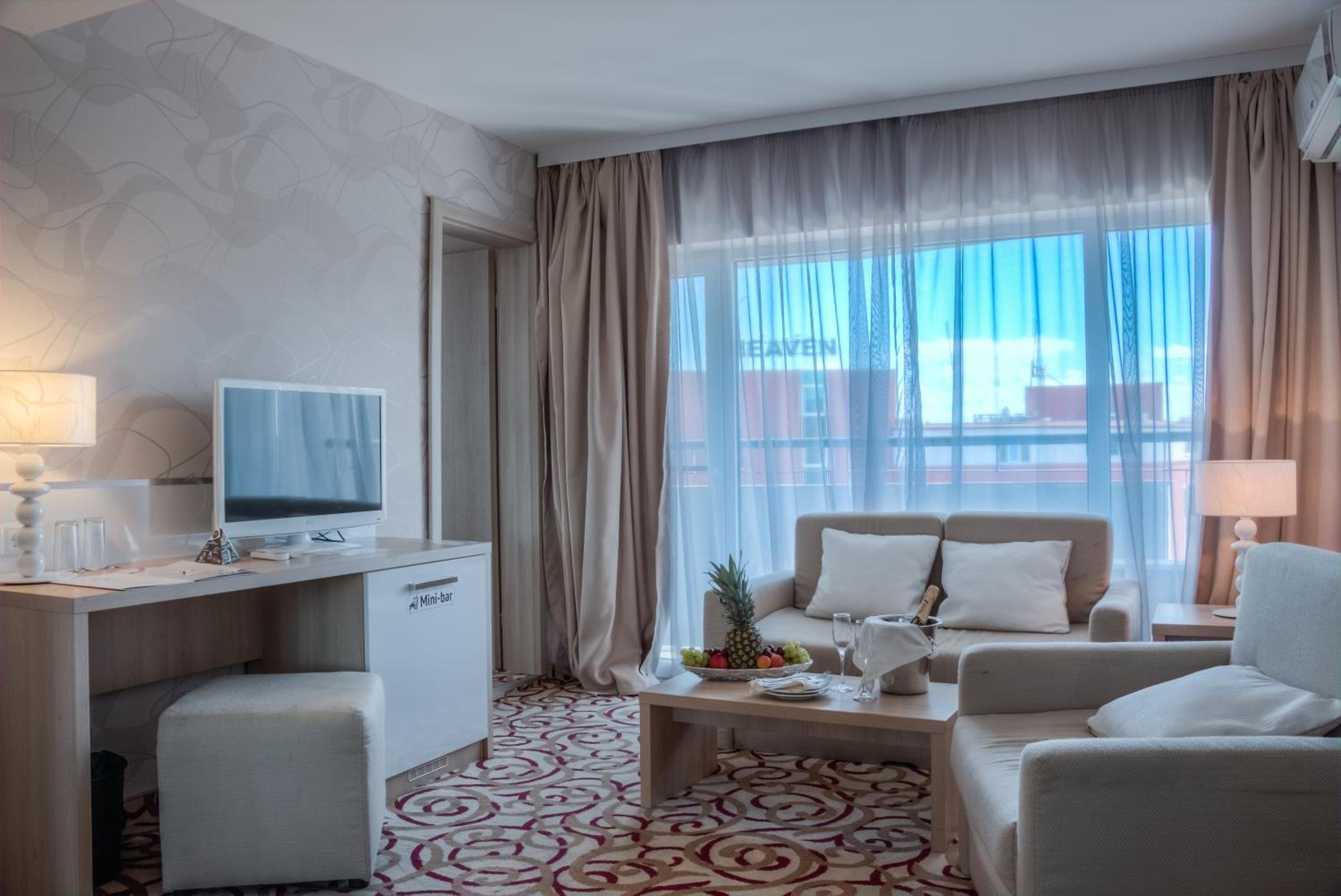 One-Bedroom Suite with Balcony (2 Adults + 1 Child) photo 2