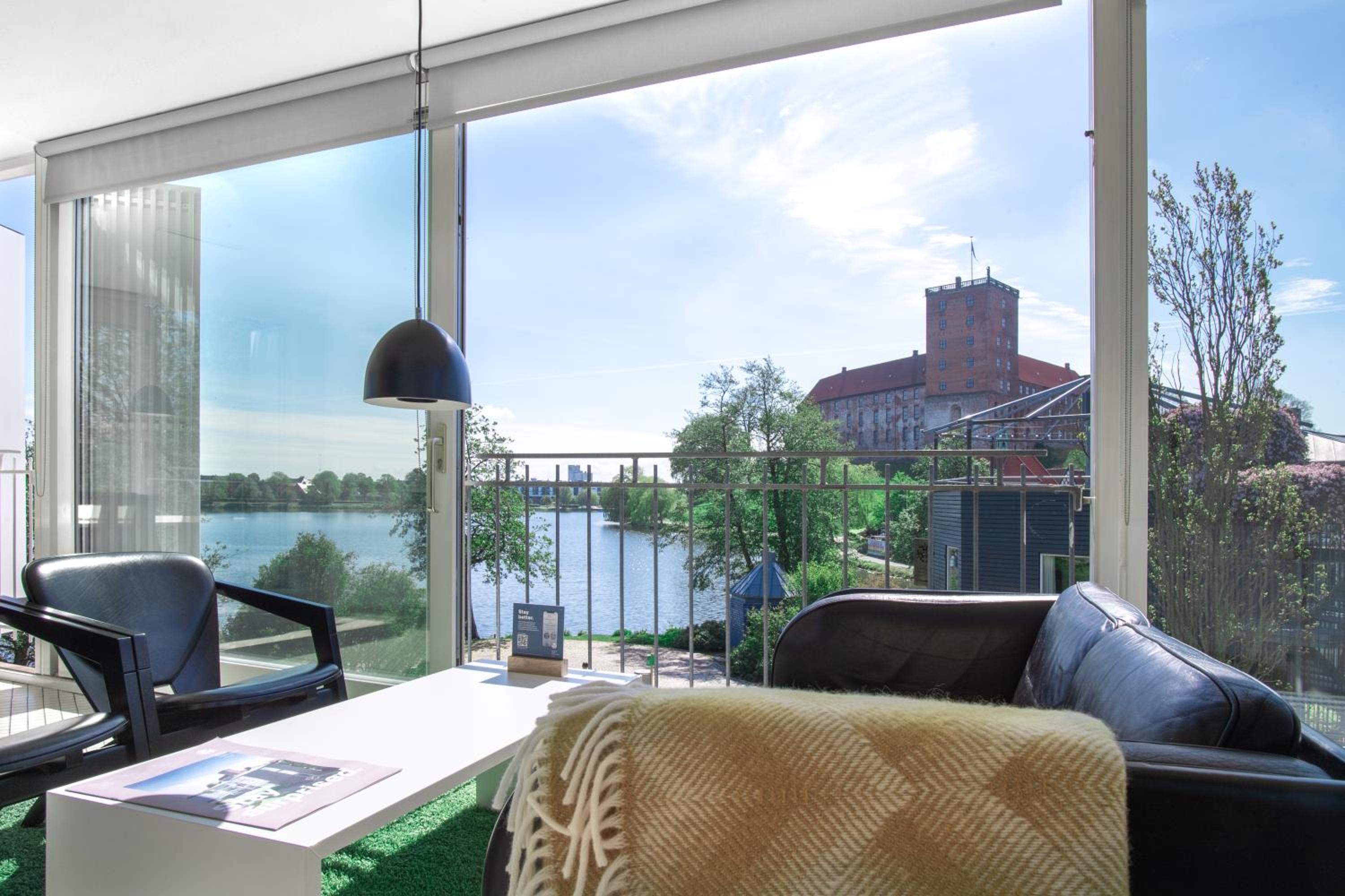Two-Bedroom Apartment Partial Lake View thumbnail 6