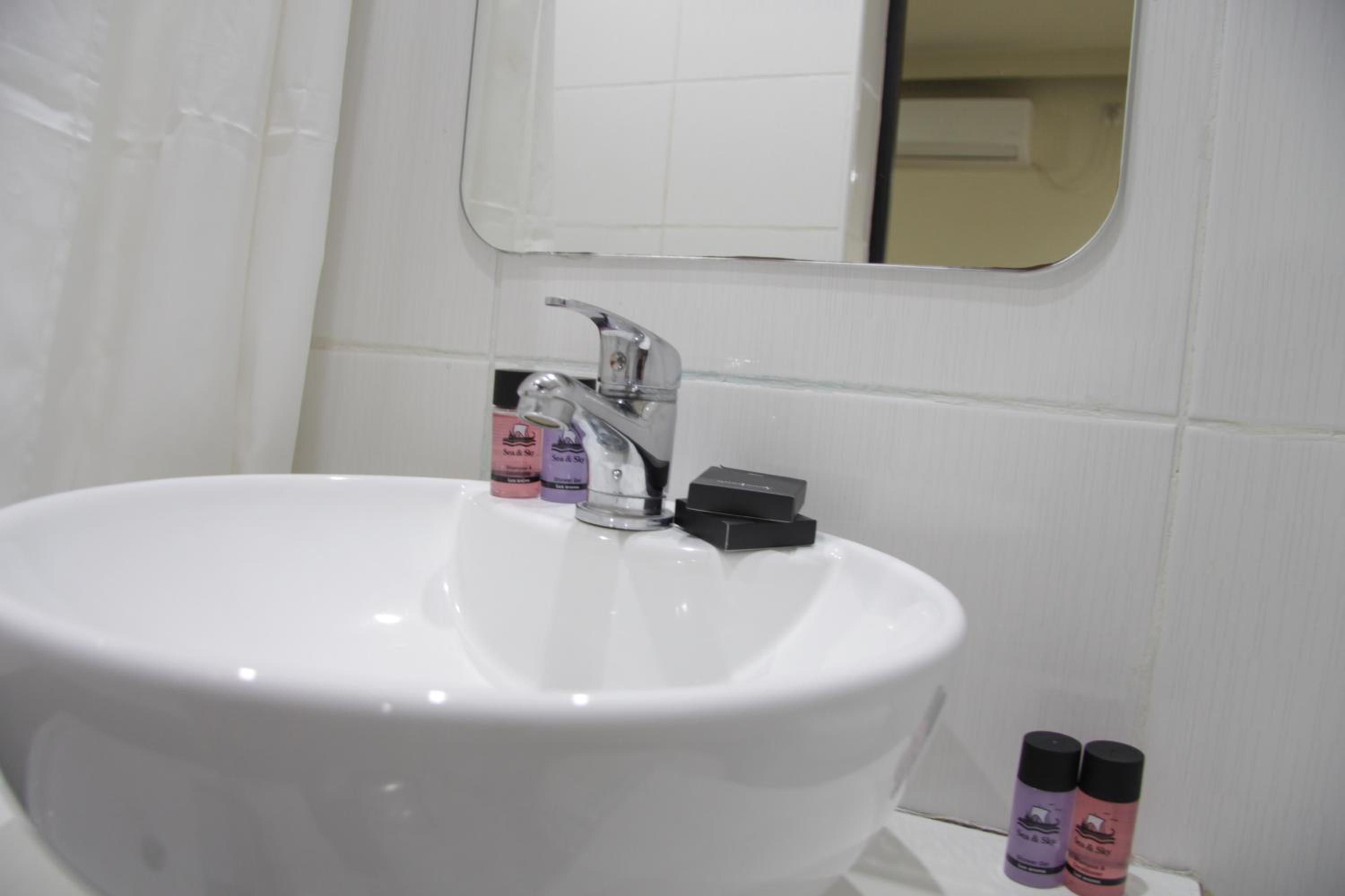 Double or Twin Room with Private Bathroom photo 2