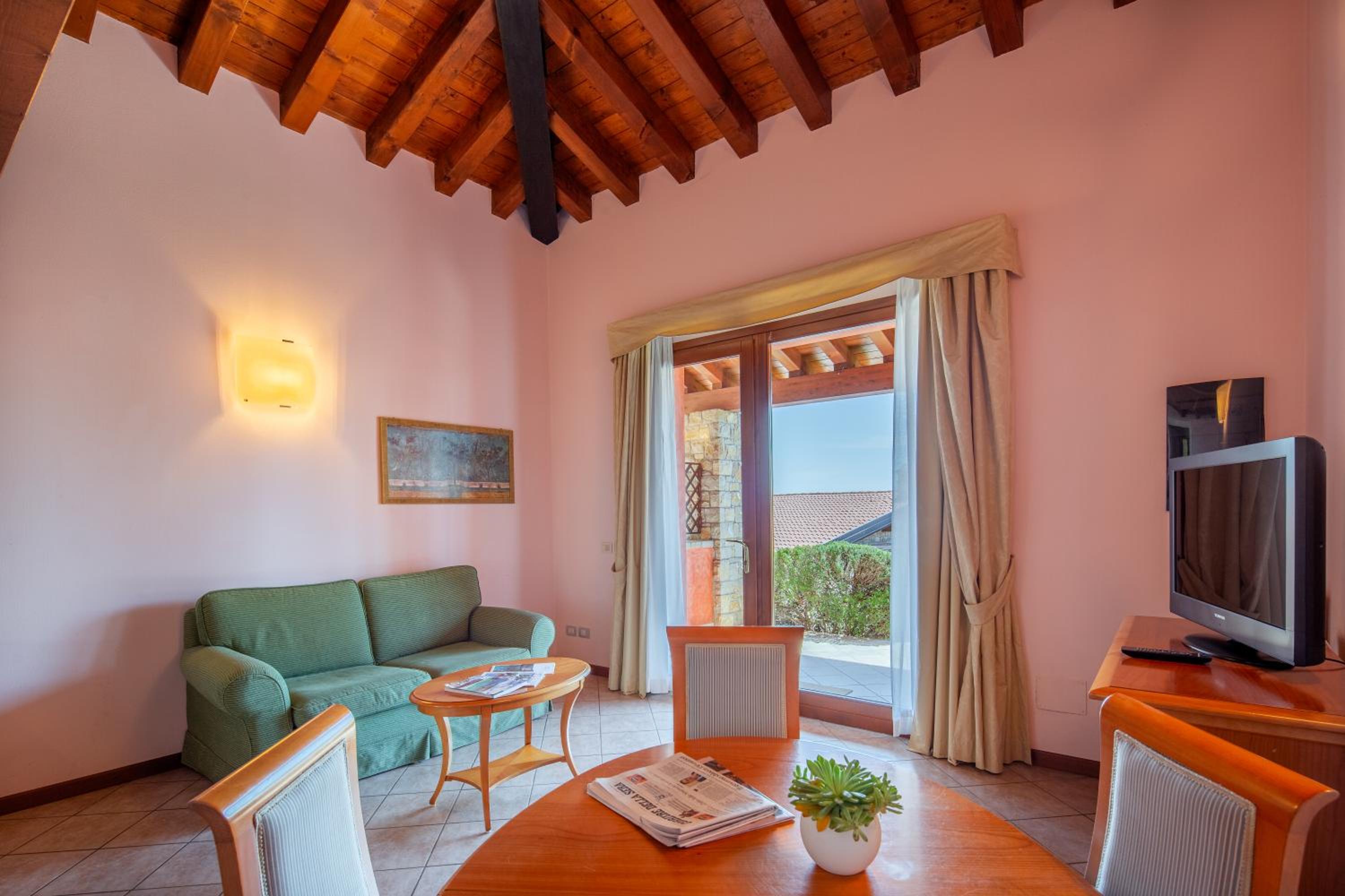 Deluxe One-Bedroom Apartment with Garden View