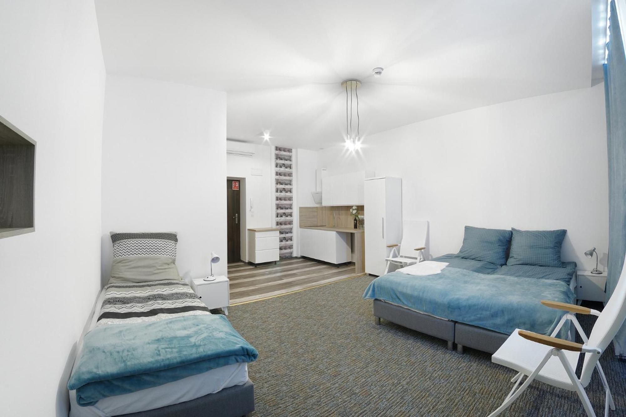 Family Room with Private Bathroom - Photo 2