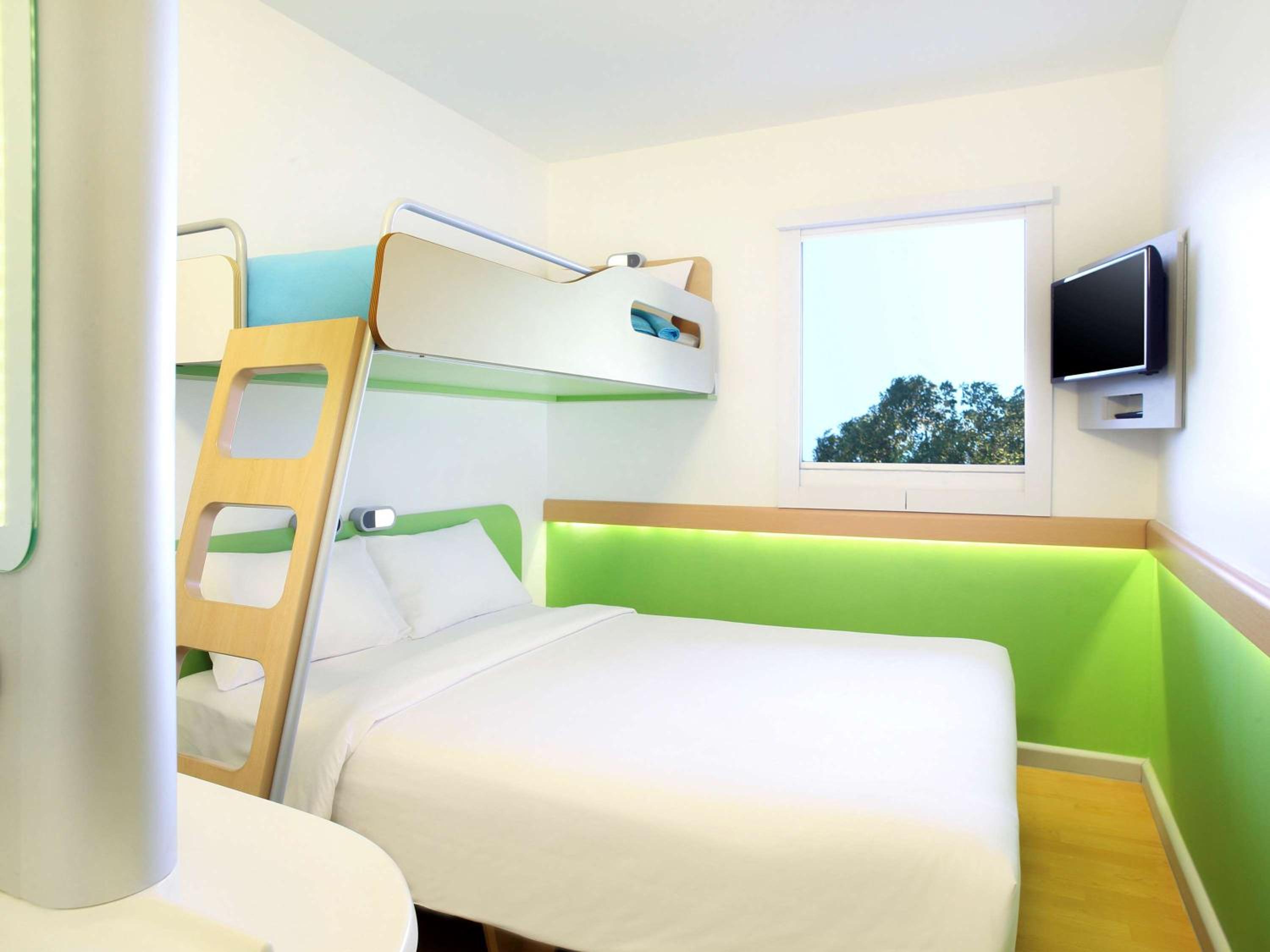 Standard Queen Room with Bunk Bed - Photo 2