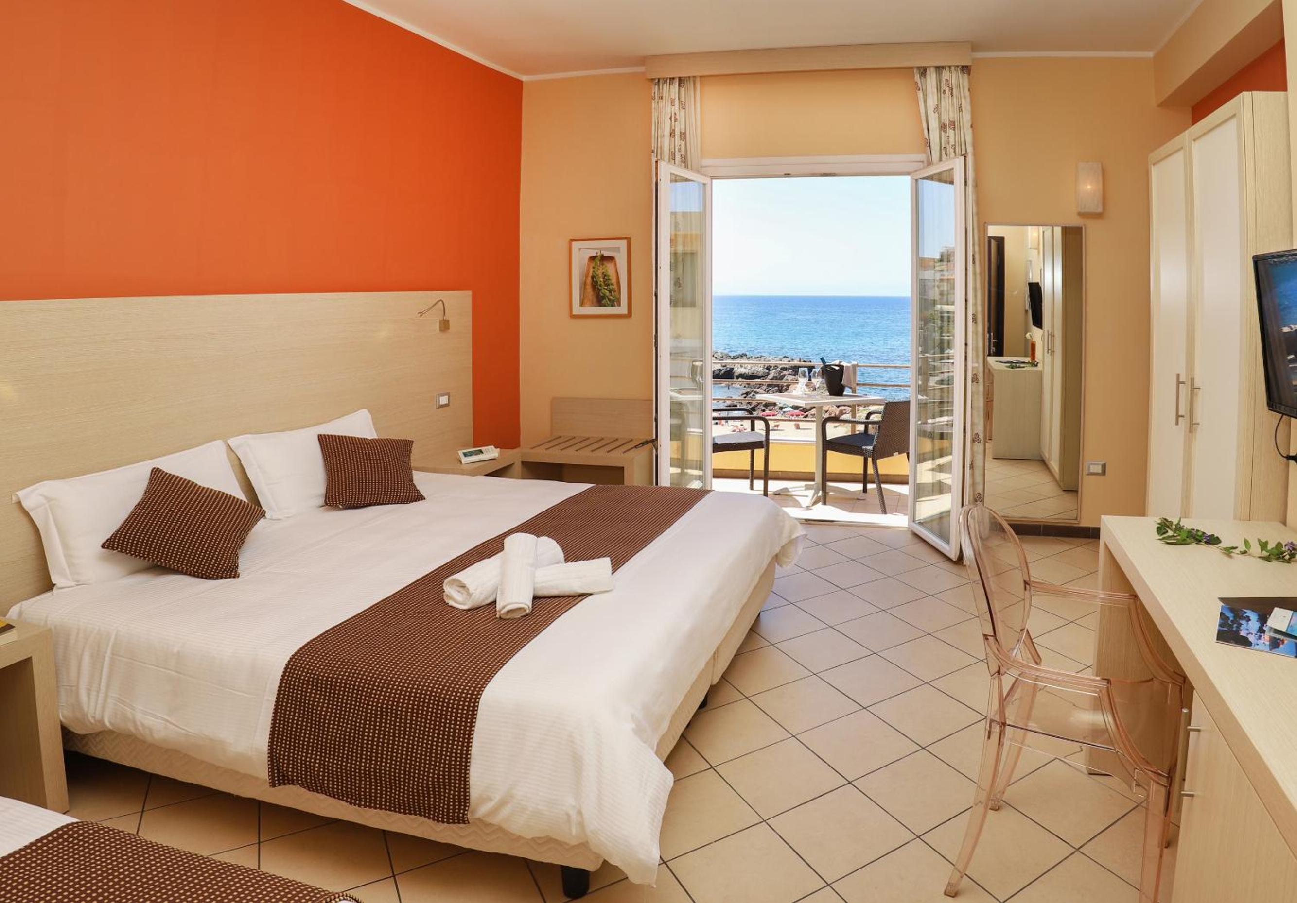 Triple Room with Balcony and Sea View - Photo 1