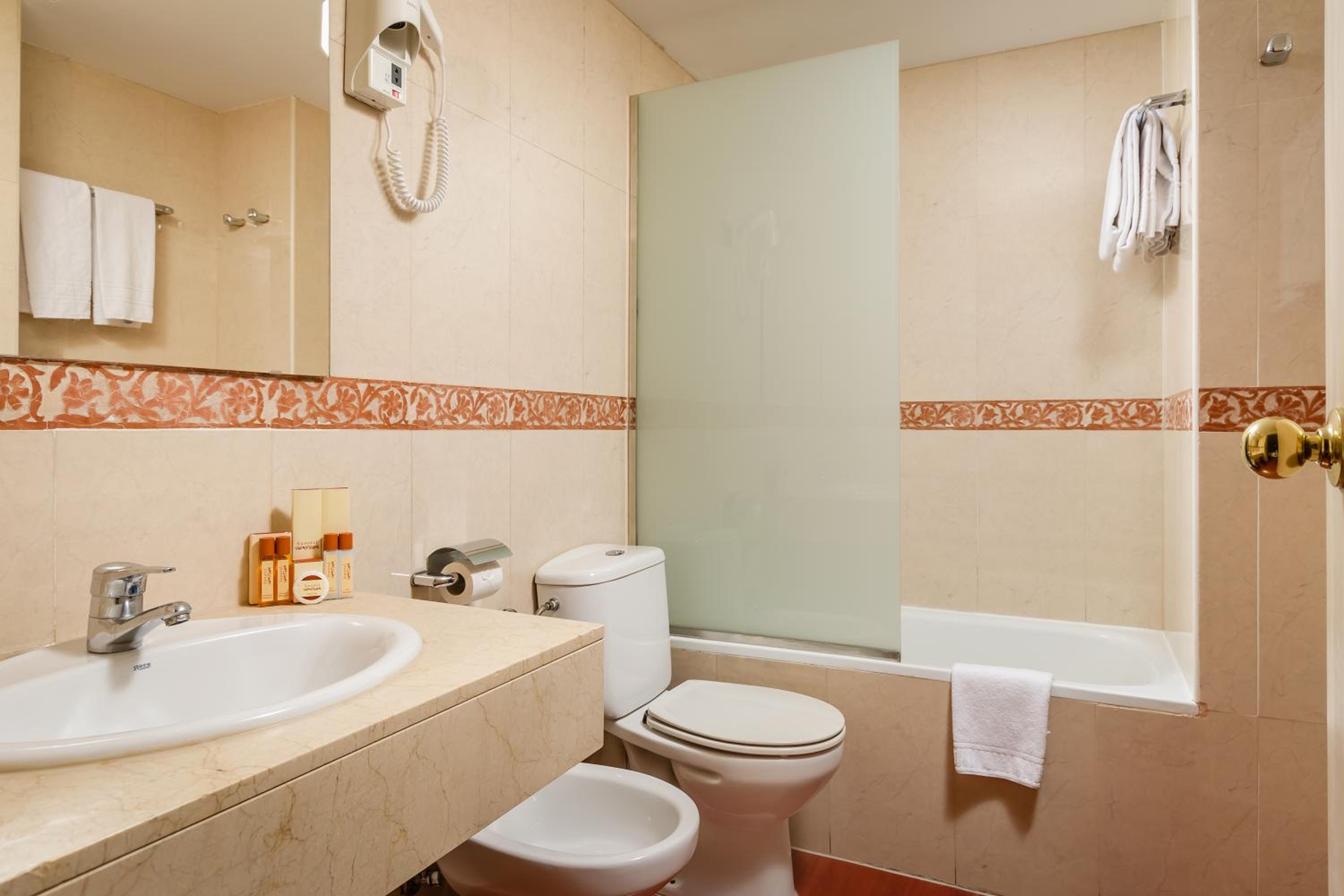 Standard Twin Room With City View photo 2