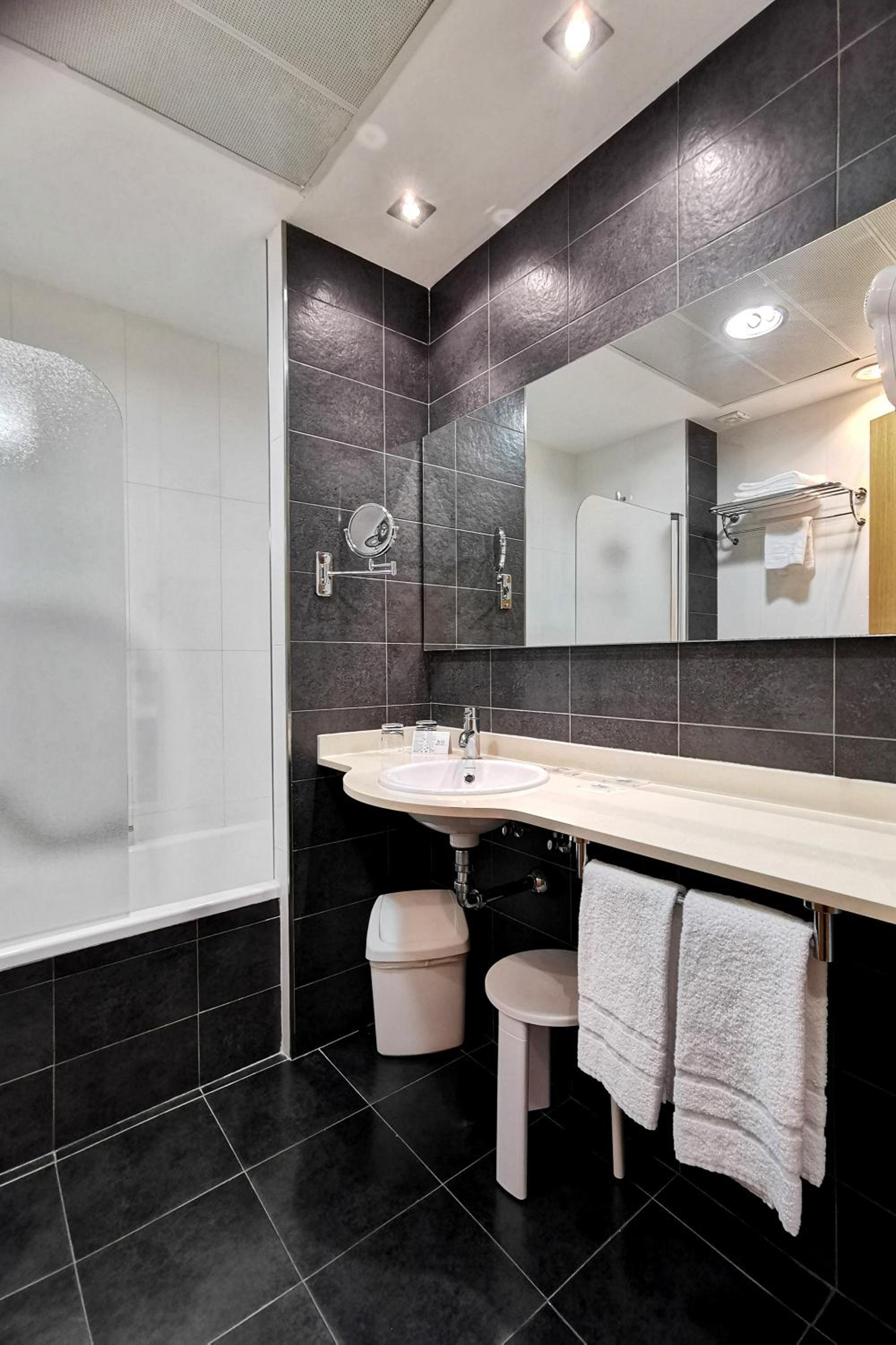 Double or Twin Room - Photo 5