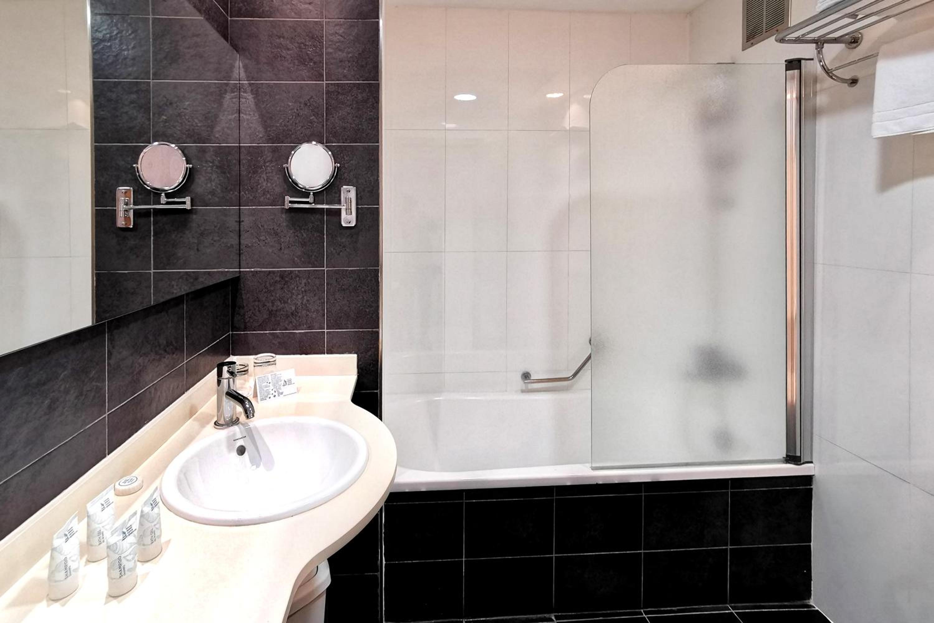 Double or Twin Room - Photo 8