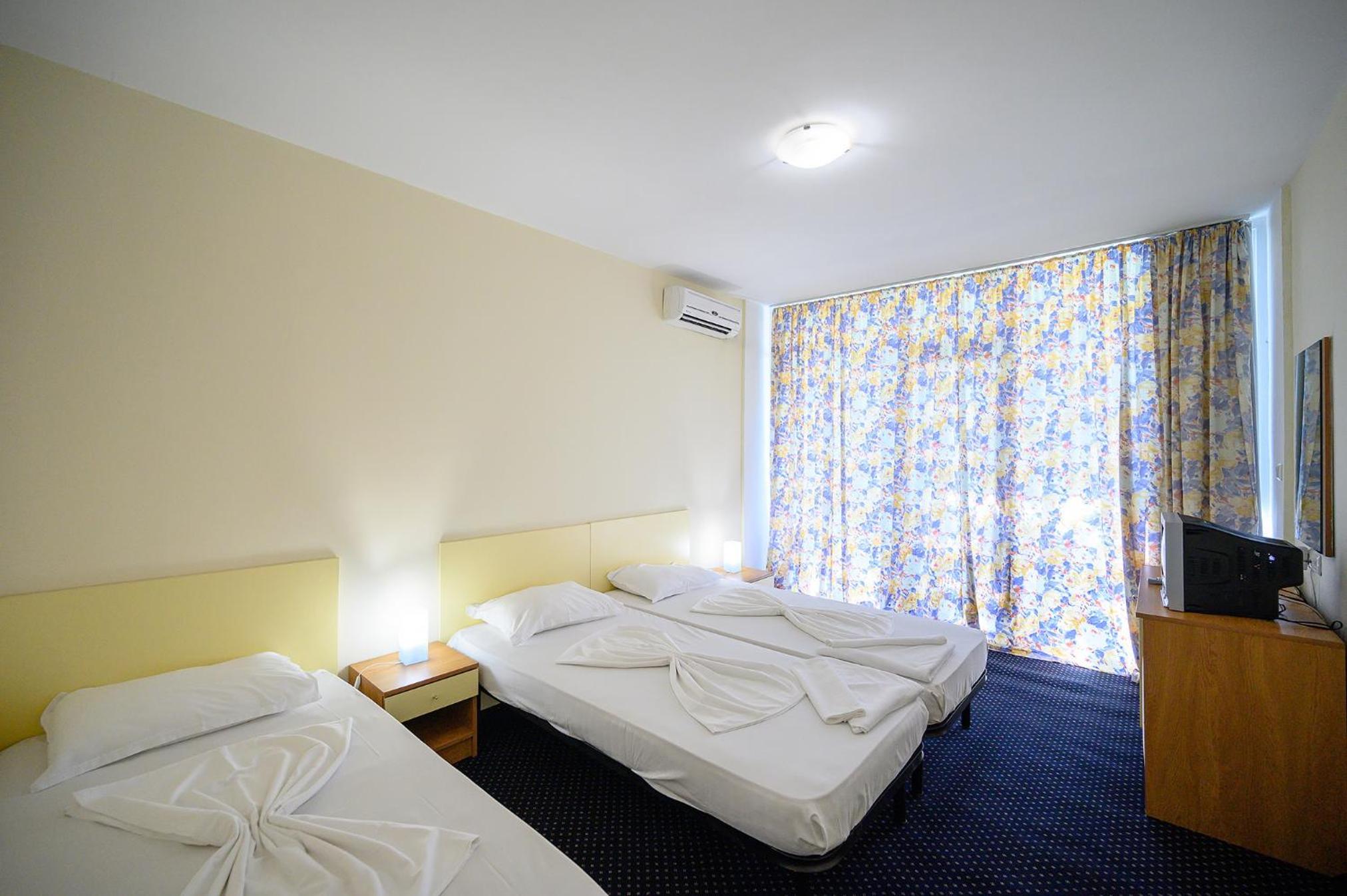 Triple Room with Balcony, Sea View and Free parking - Photo 1