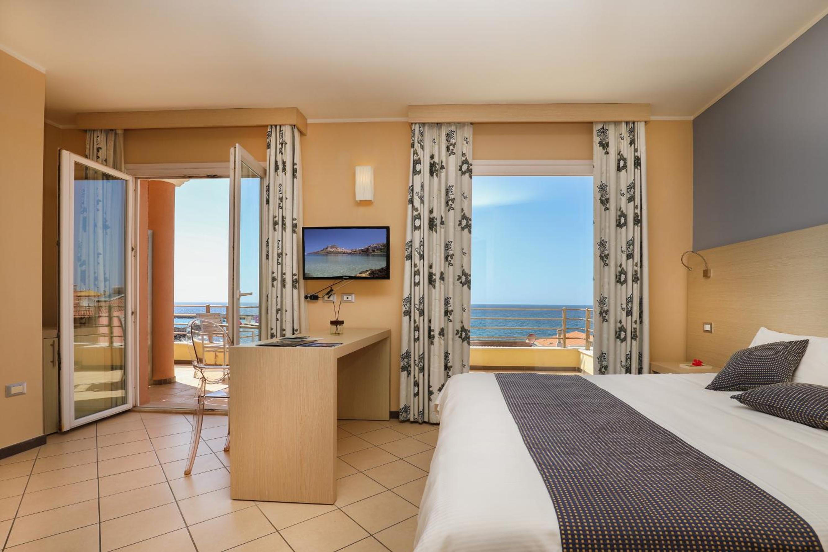 Superior Room with Terrace and Sea View - Photo 1