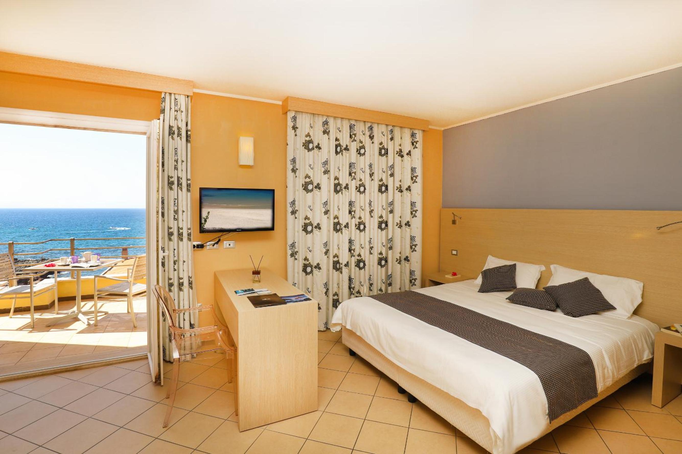 Superior Room with Terrace and Sea View - Photo 12