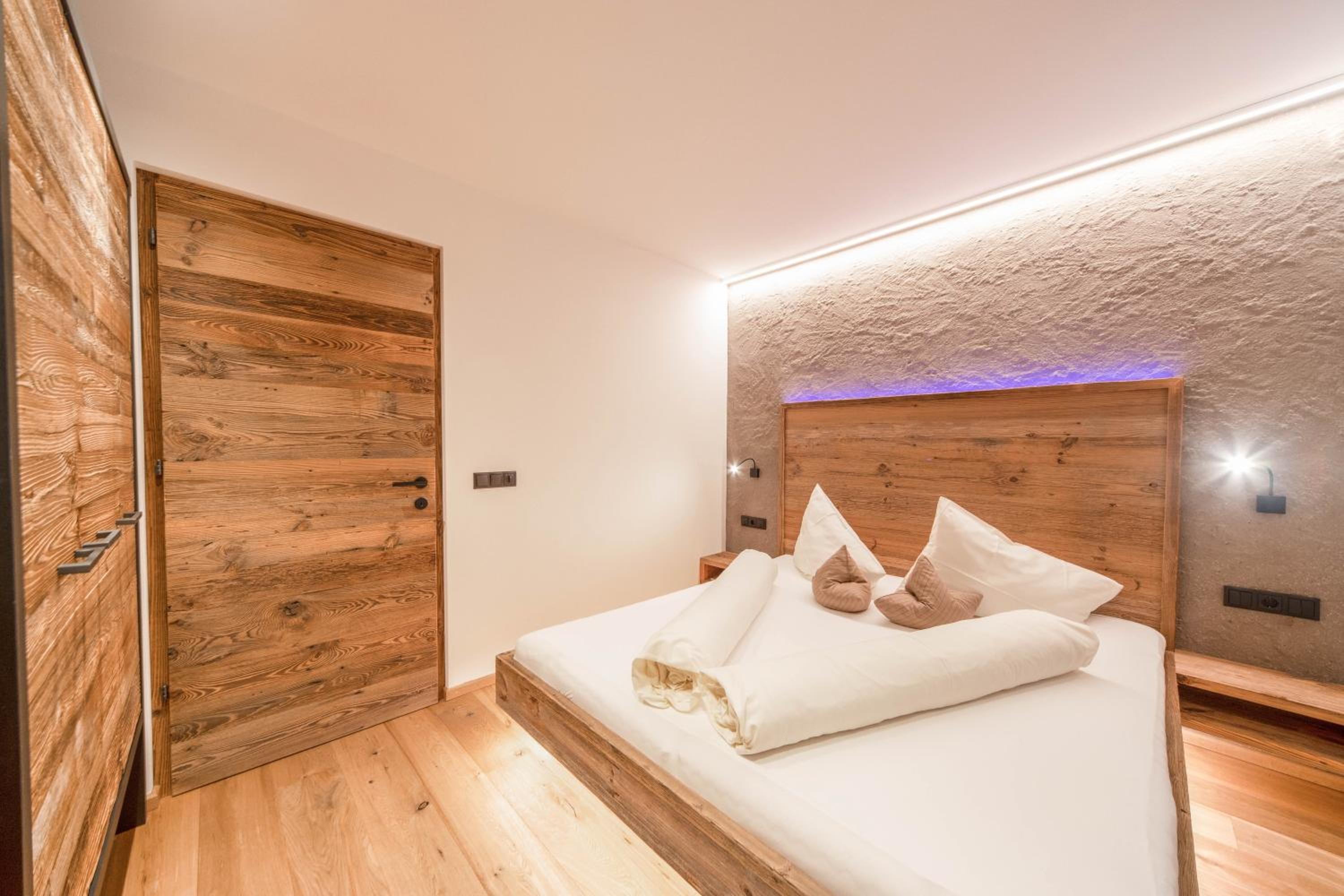 Two-Bedroom Deluxe Apartment with Garden View photo 2