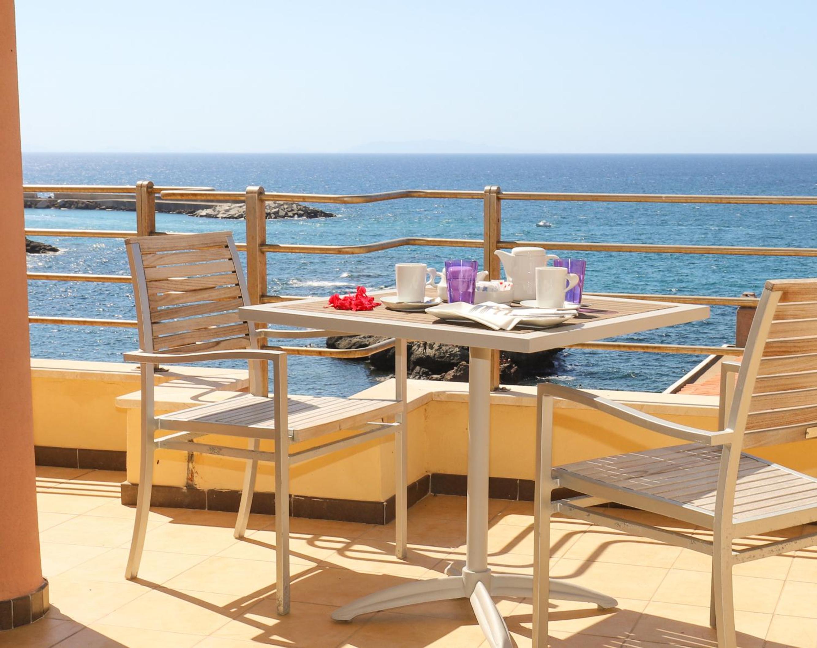 Superior Room with Terrace and Sea View - Photo 8