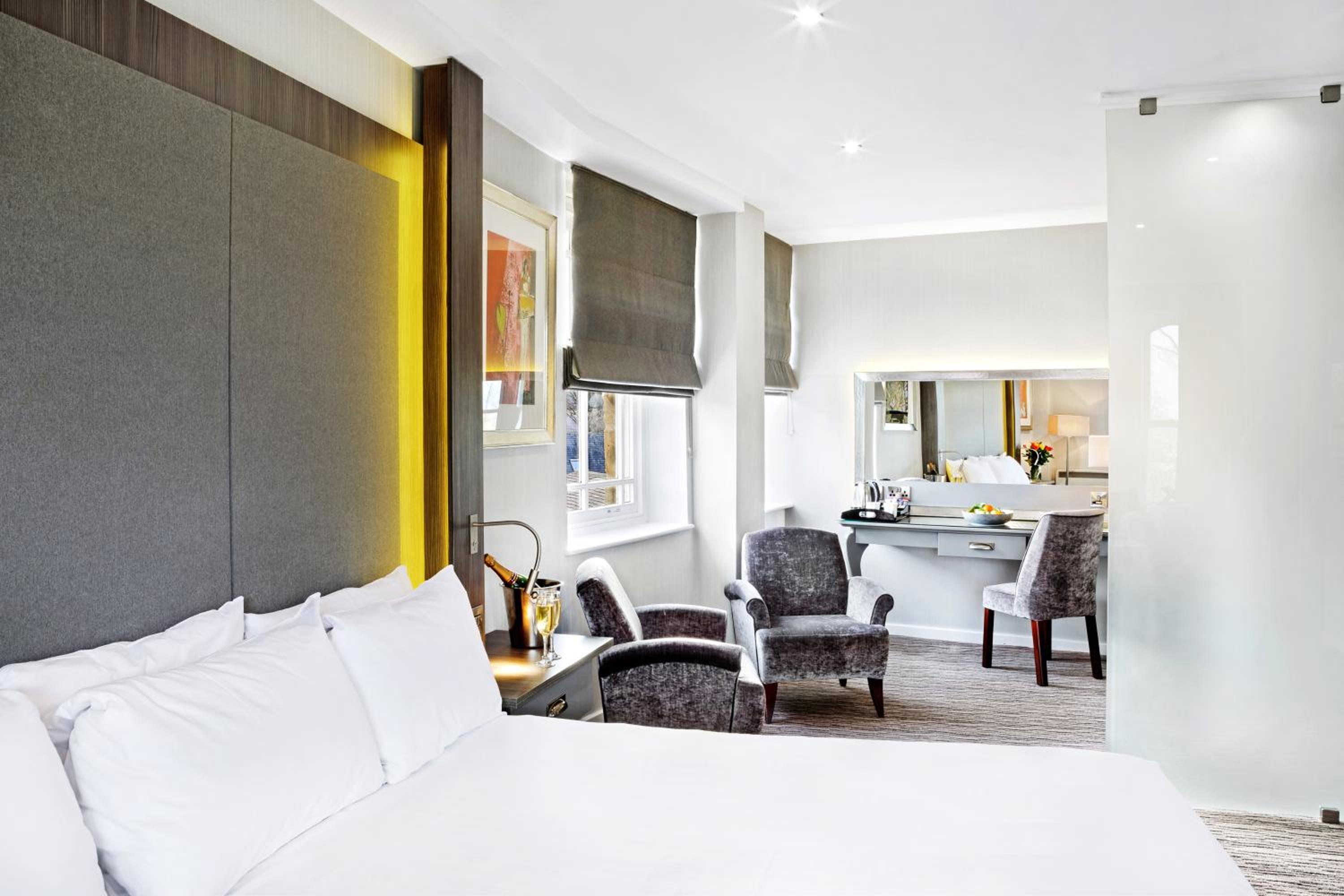 King Suite - Non-Smoking - Photo 3
