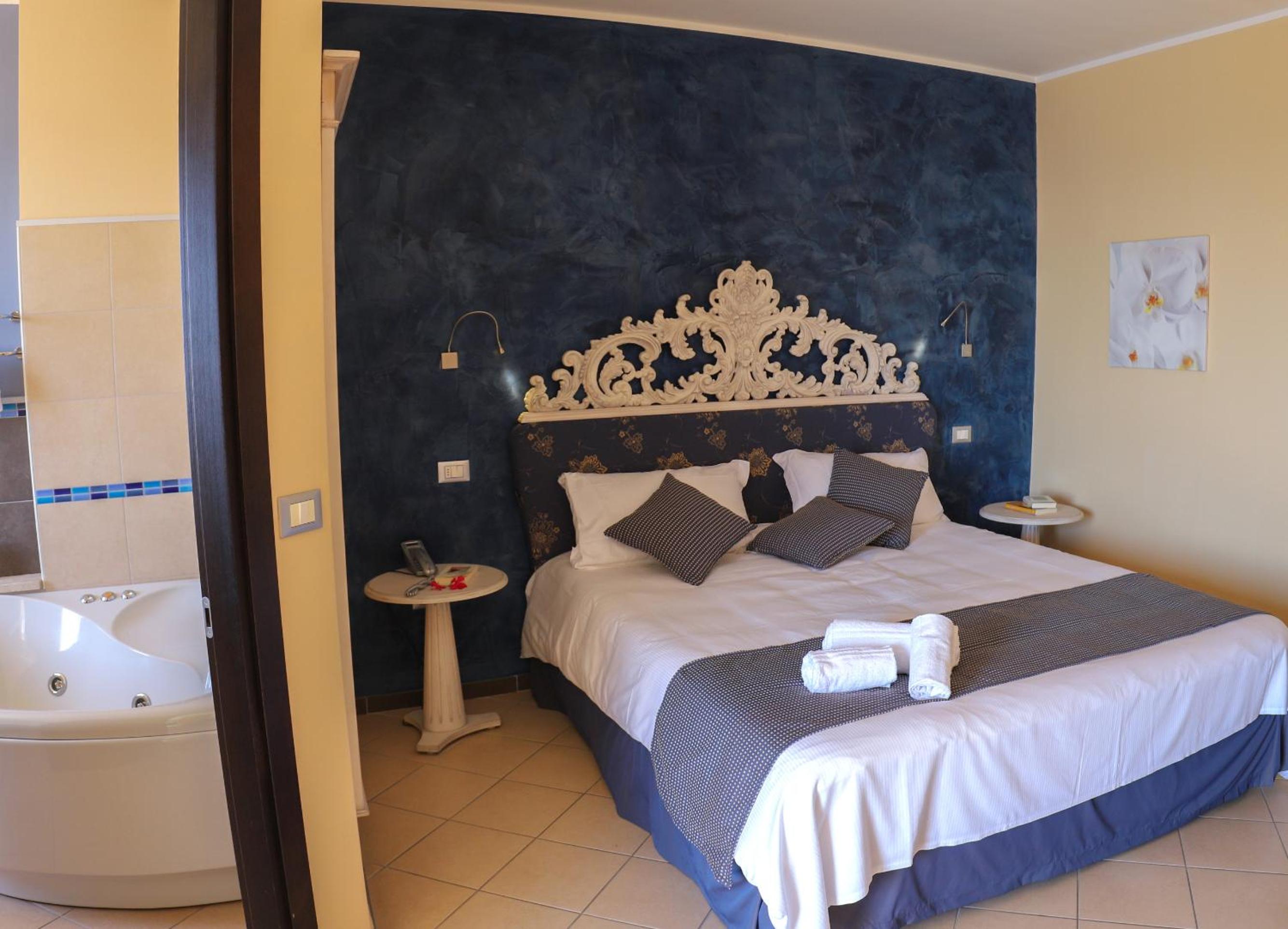 Panoramic Junior Suite with Hot Tub - Photo 1