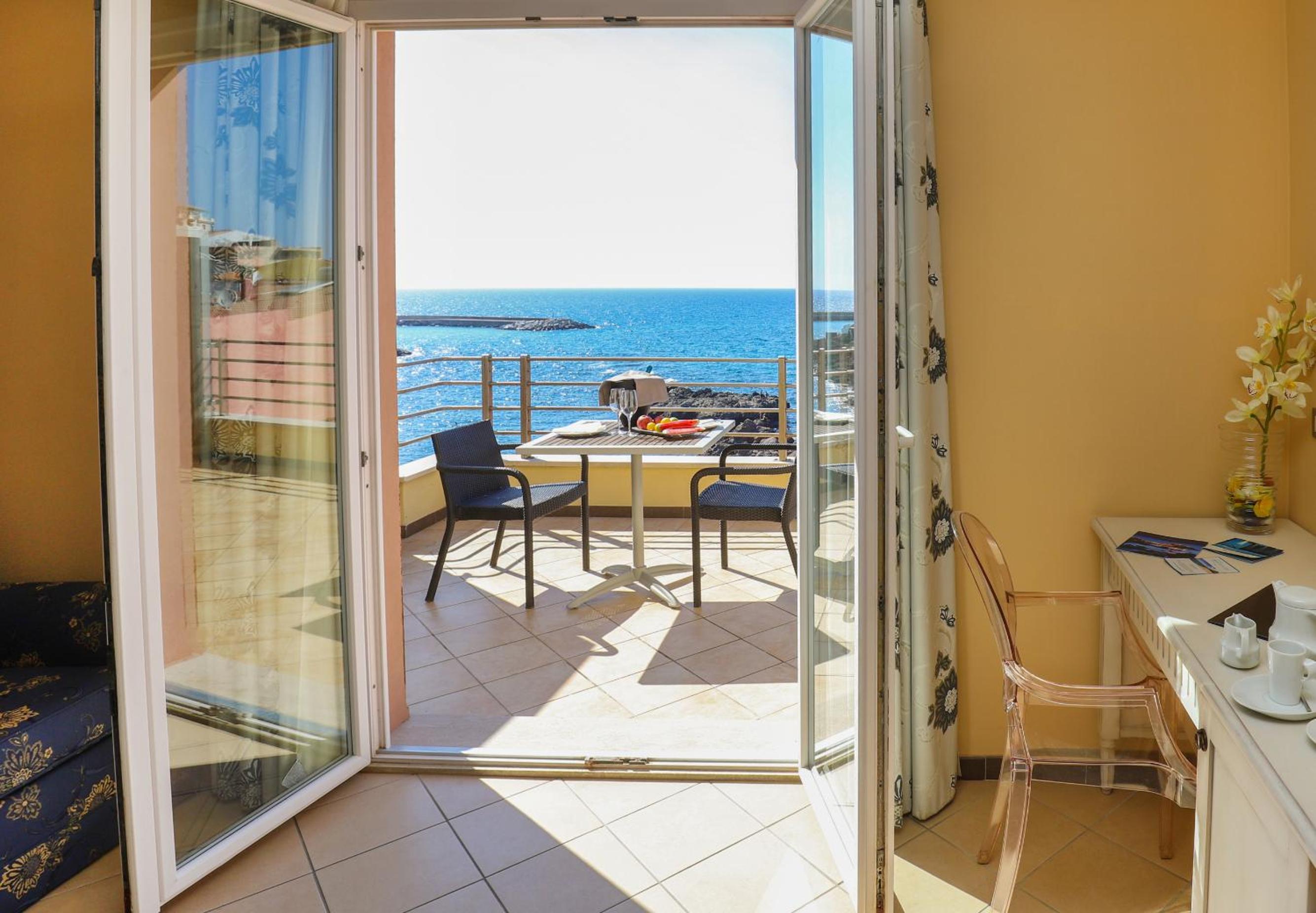 Panoramic Junior Suite with Hot Tub - Photo 8