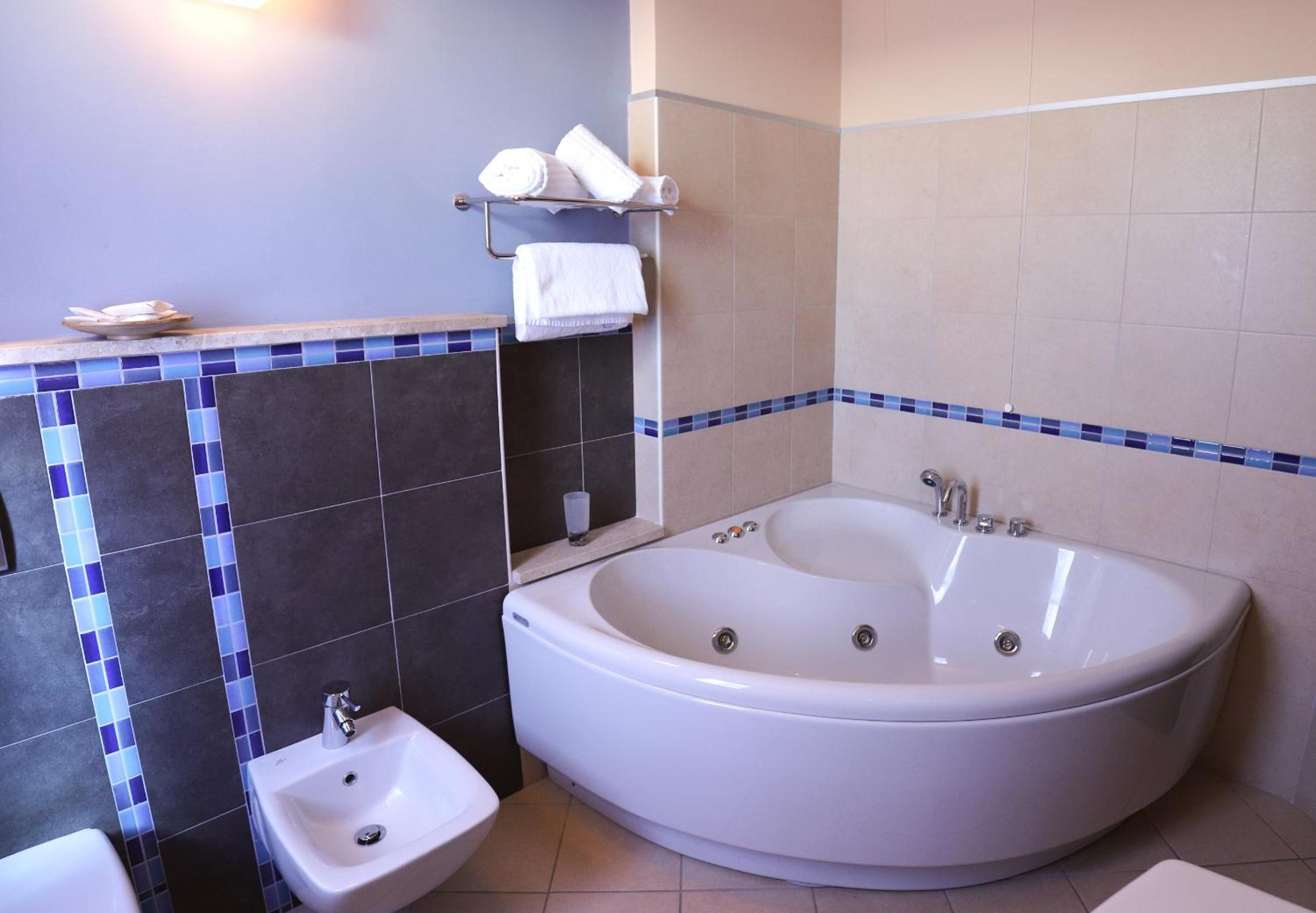 Panoramic Junior Suite with Hot Tub - Photo 3