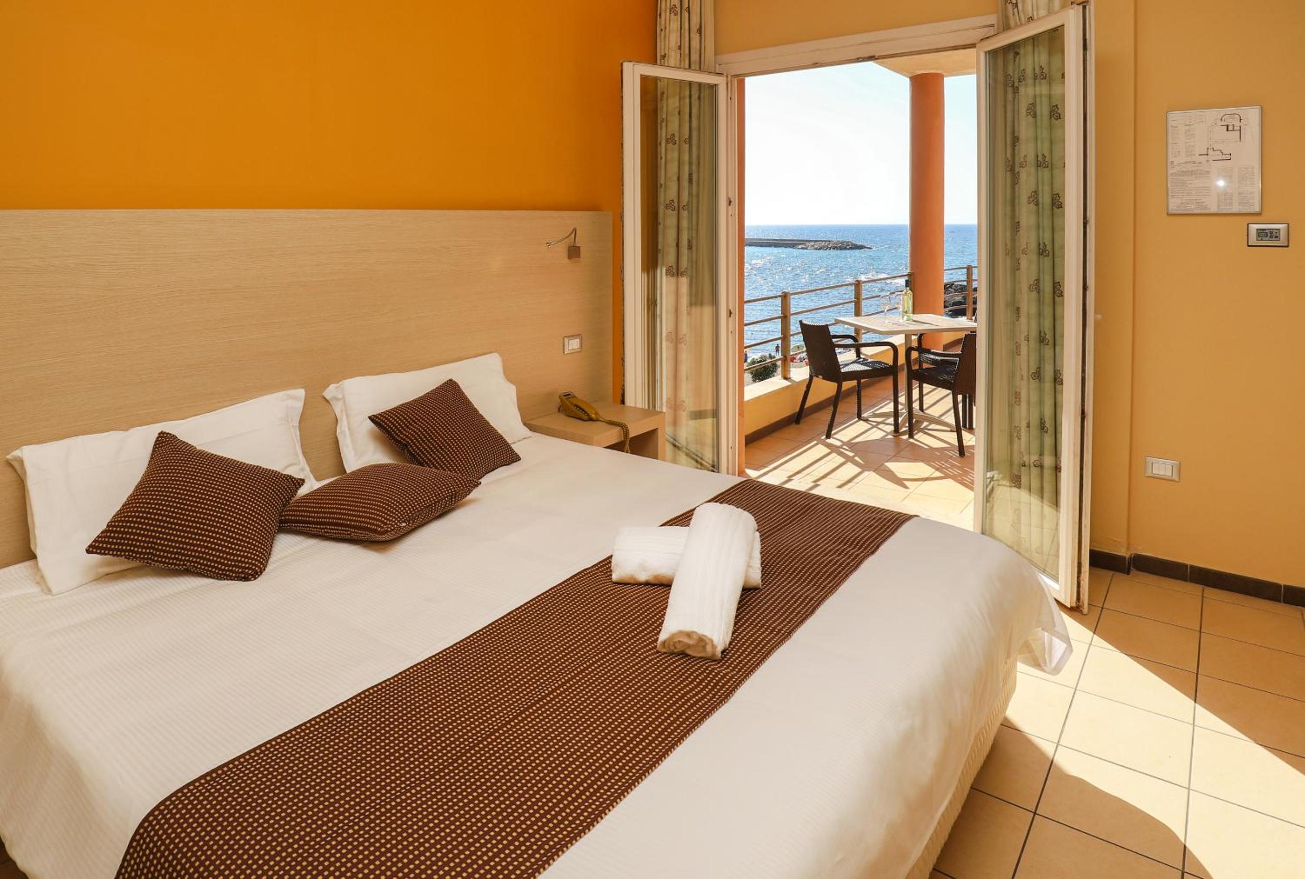 Double Room with Balcony and Sea View - Photo 1