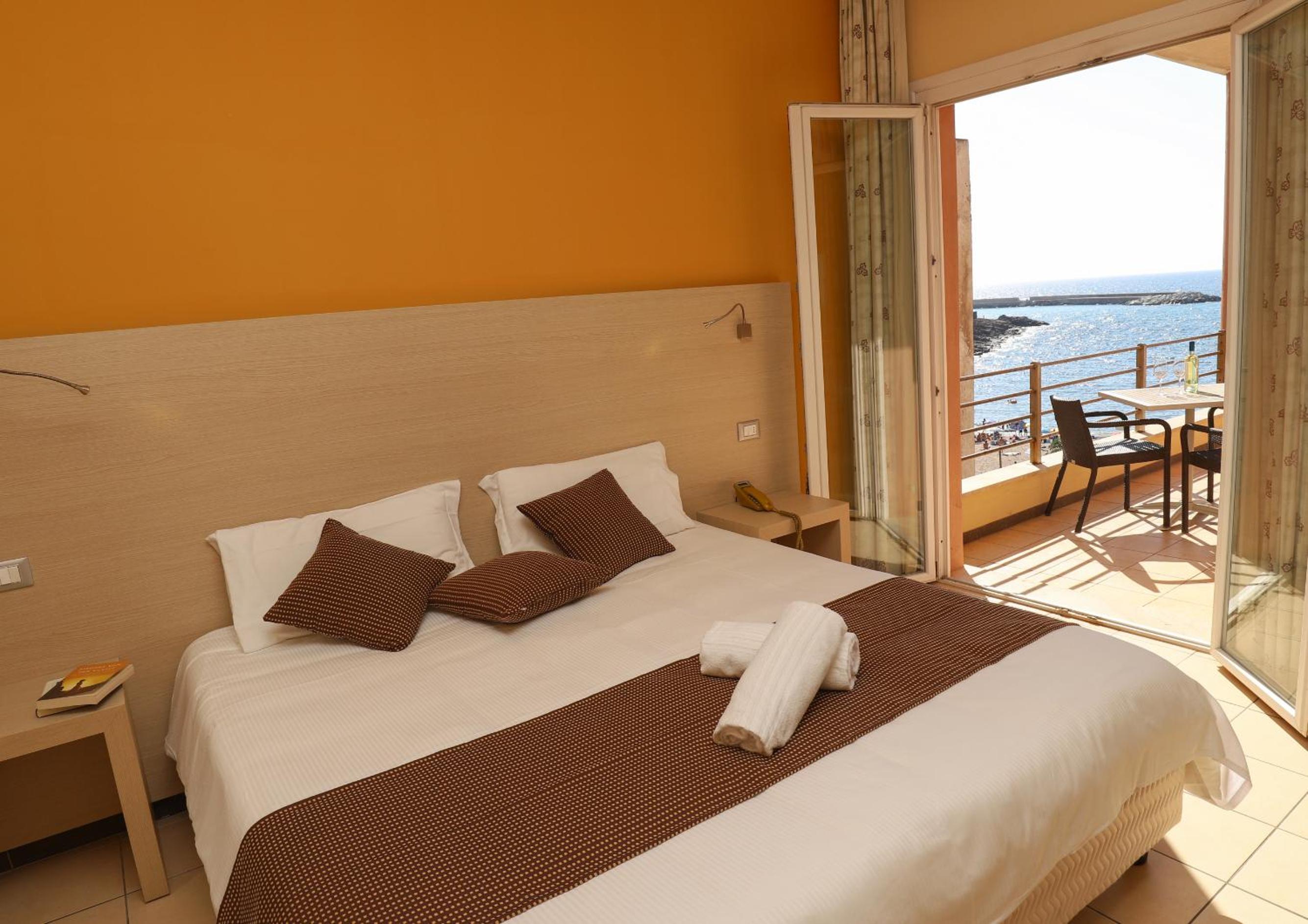 Double Room with Balcony and Sea View - Photo 8