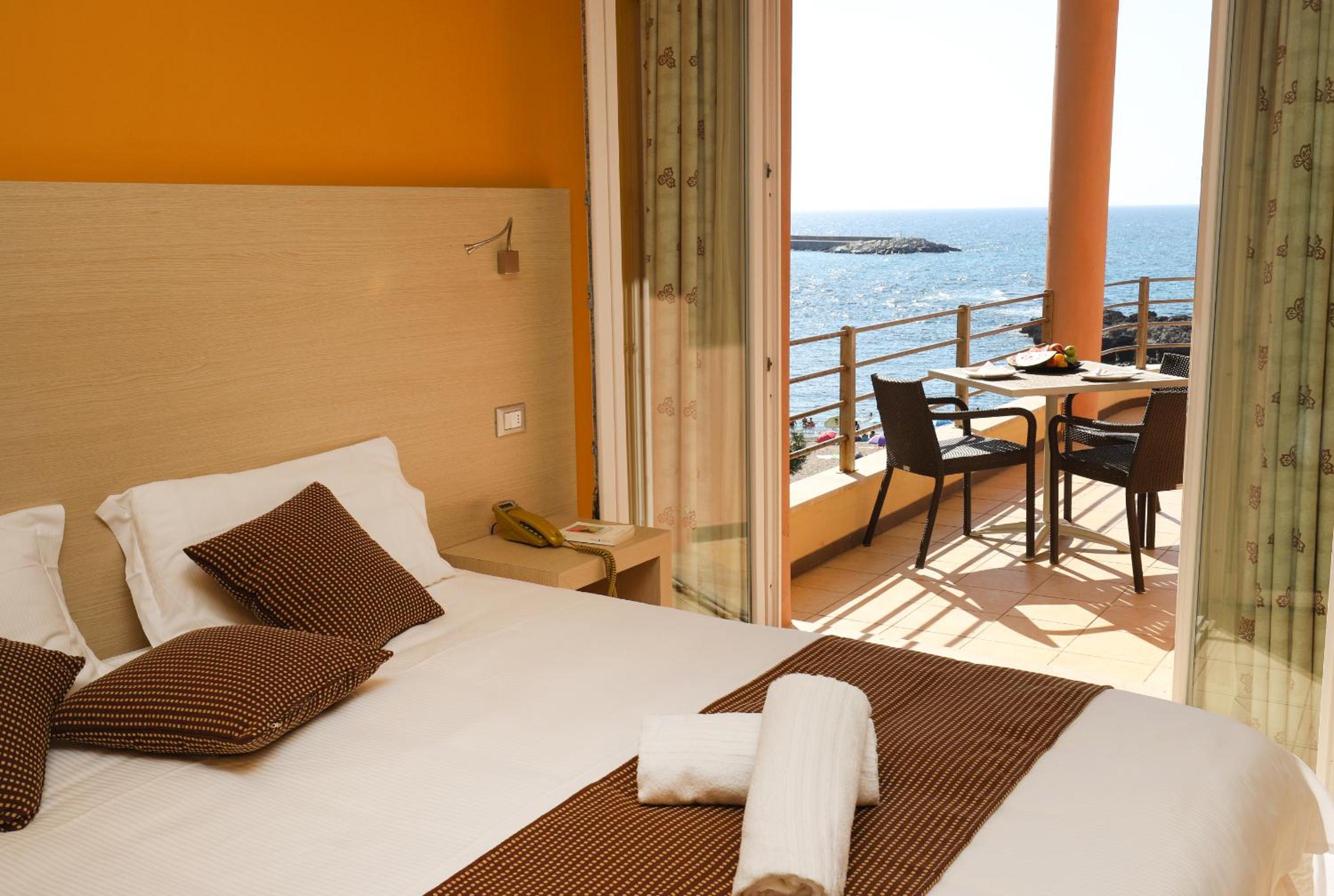 Double Room with Balcony and Sea View - Photo 7