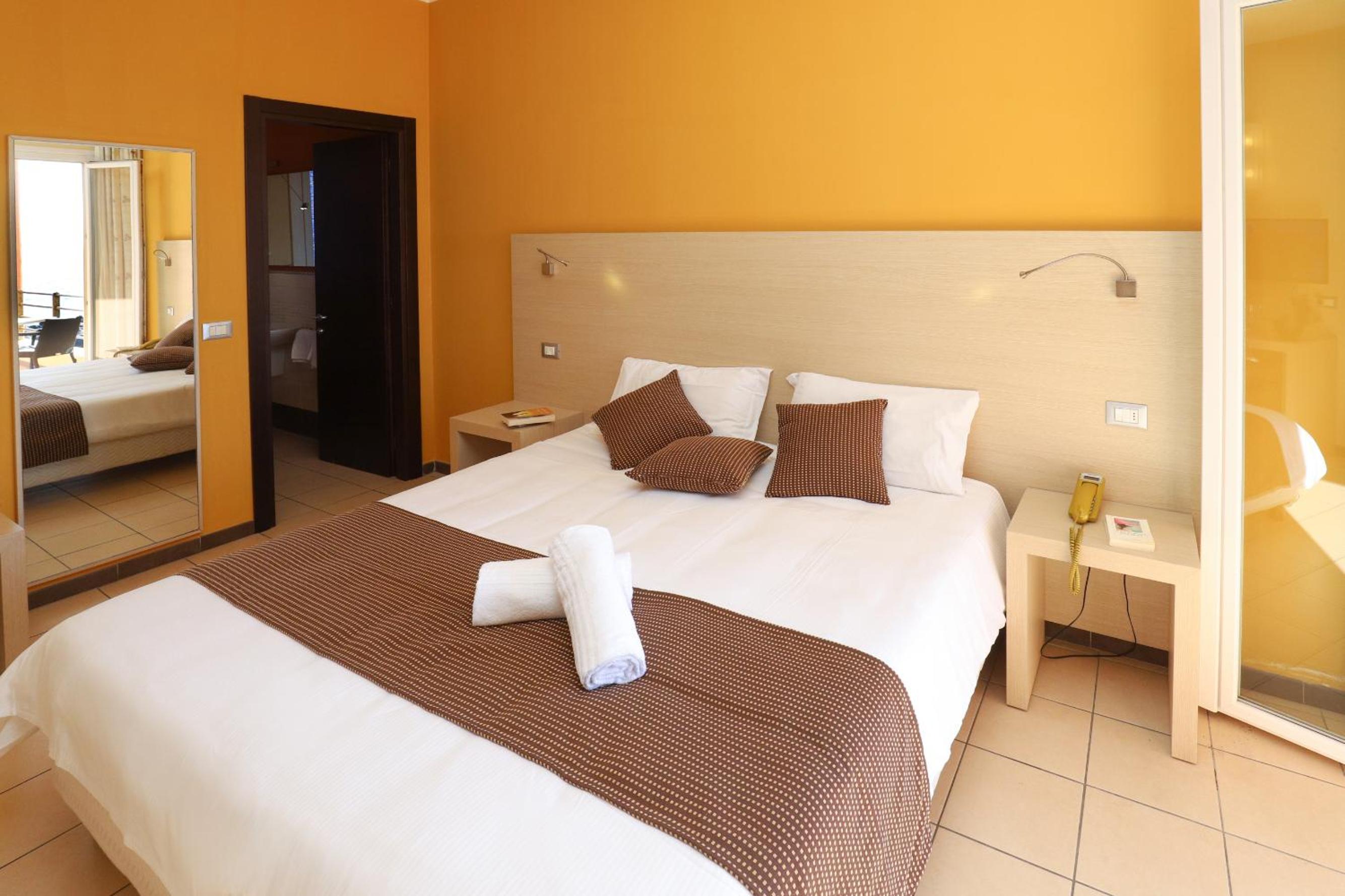 Double Room with Balcony and Sea View - Photo 2
