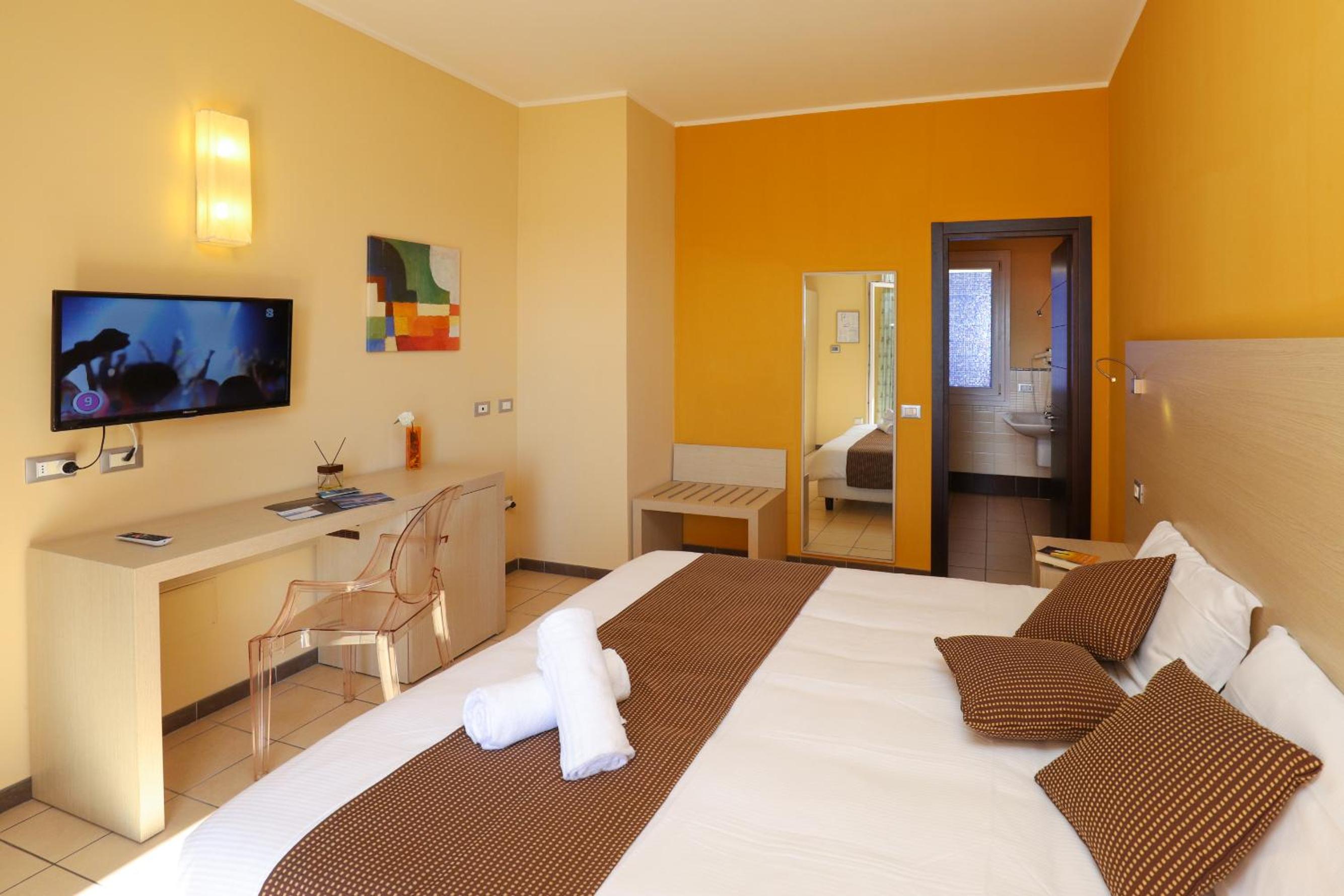 Double Room with Balcony and Sea View - Photo 6