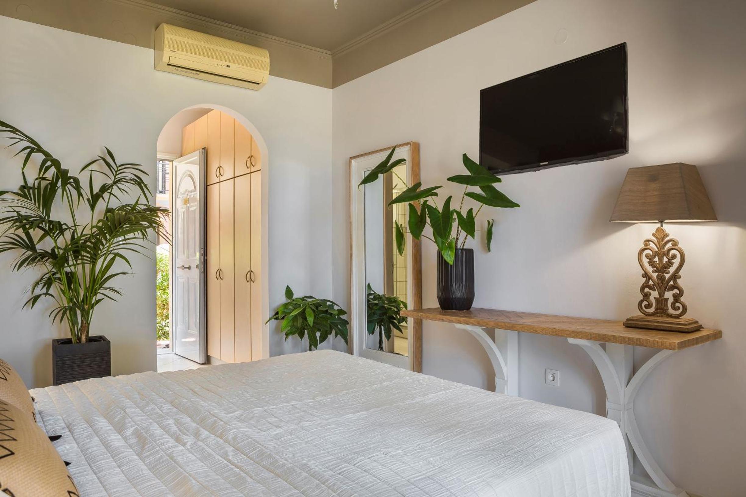 Superior Room with Sea View - Photo 11