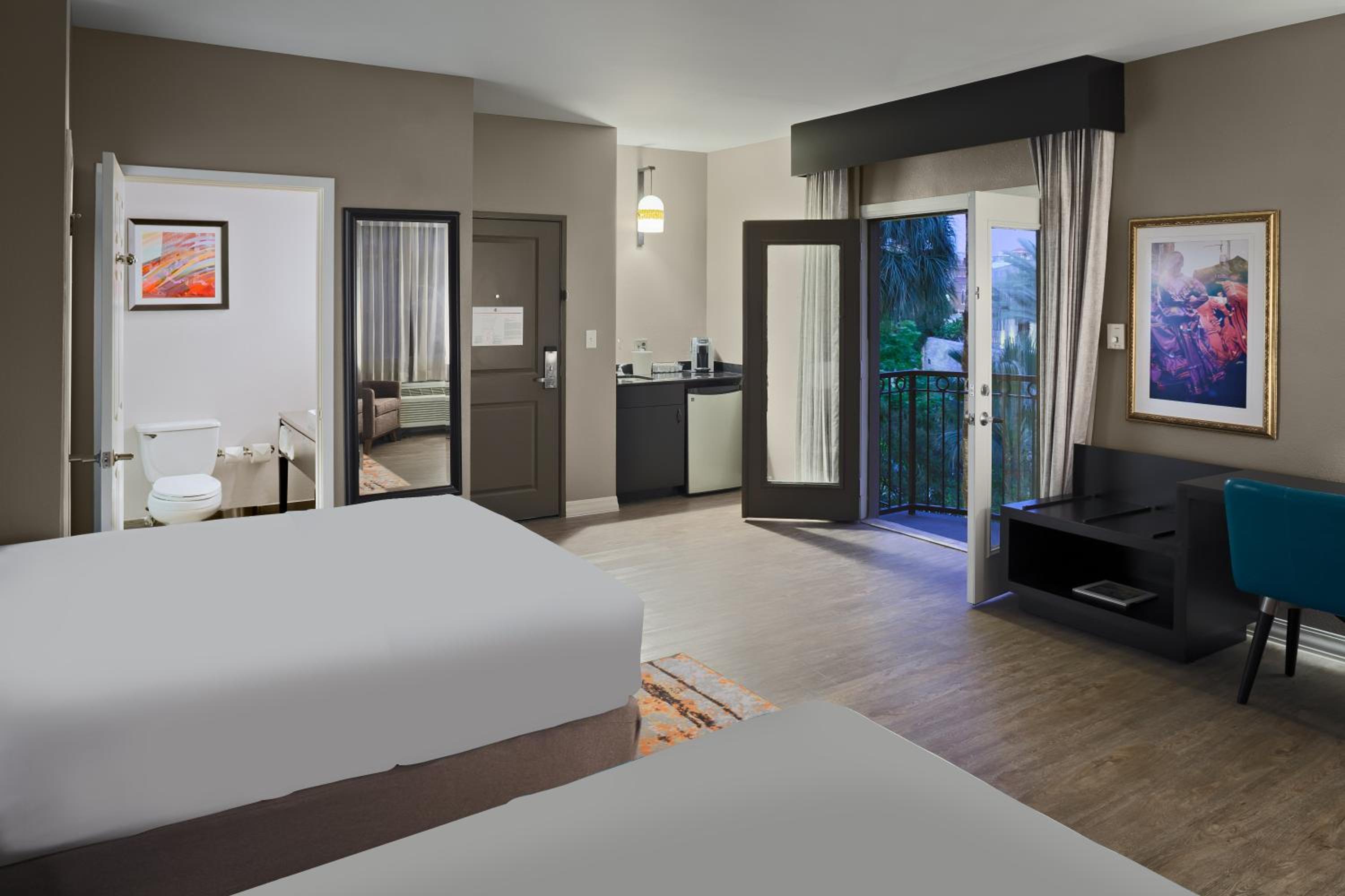 Standard Queen Room with Two Queen Beds and Balcony - Photo 3