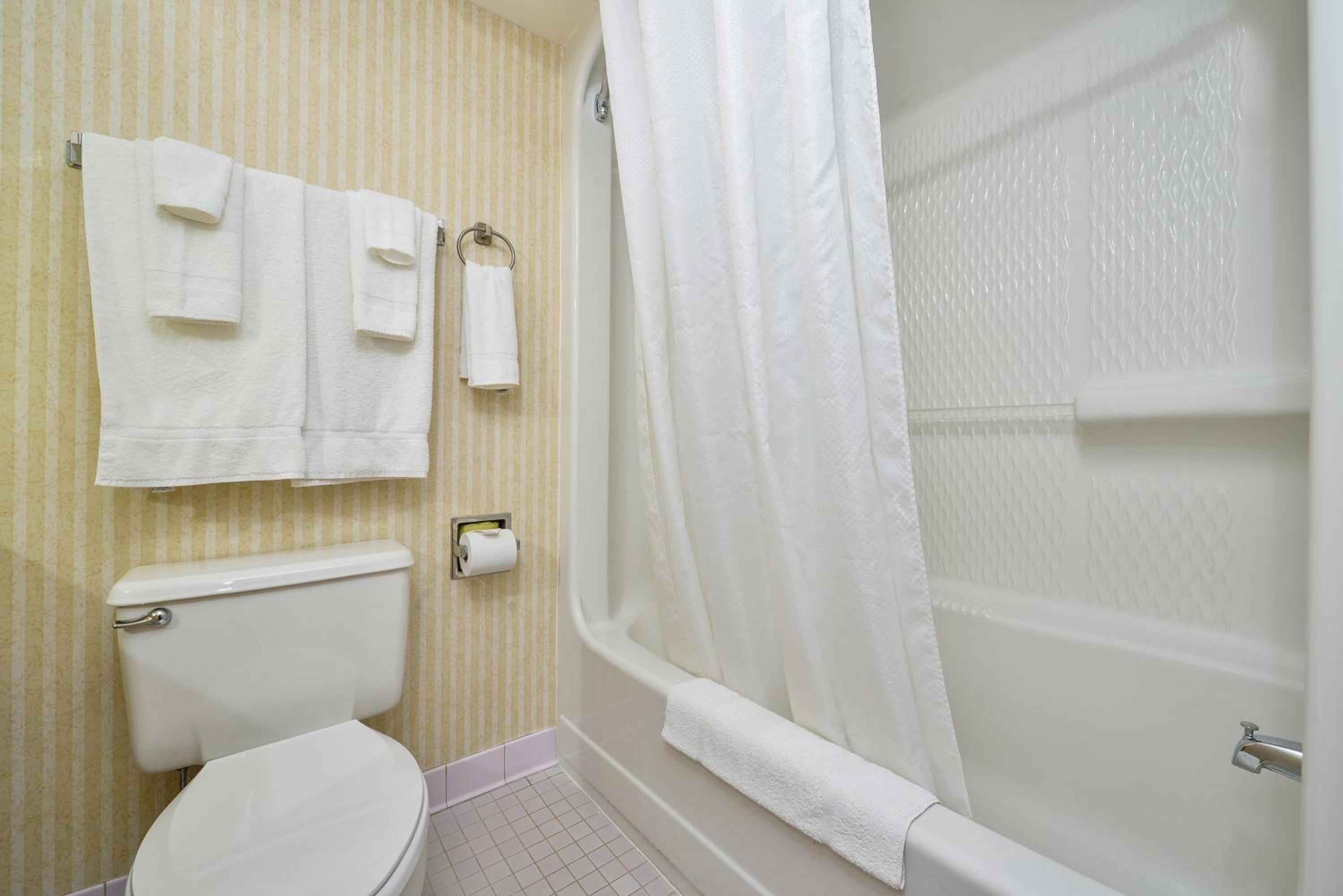 Queen Room with Two Queen Beds - Non-Smoking - Photo 2