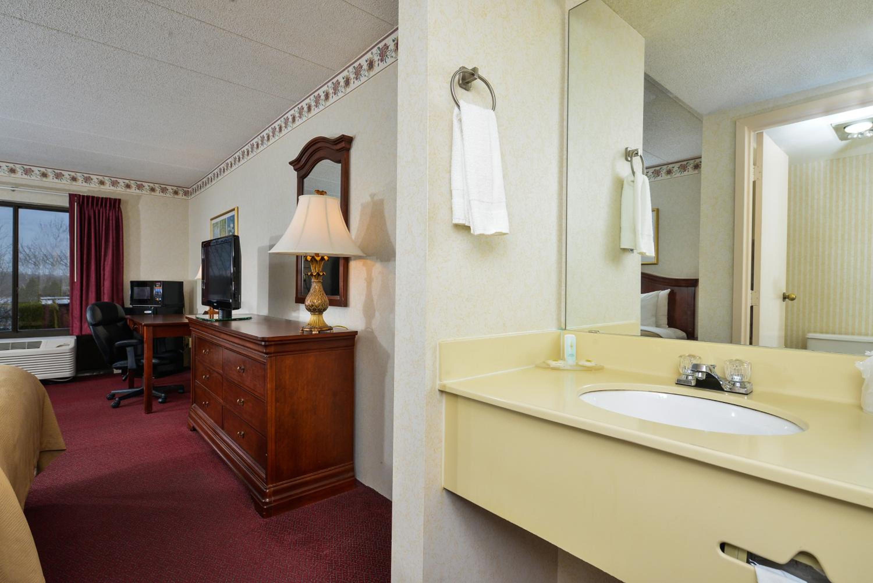Queen Room with Two Queen Beds - Non-Smoking - Photo 7