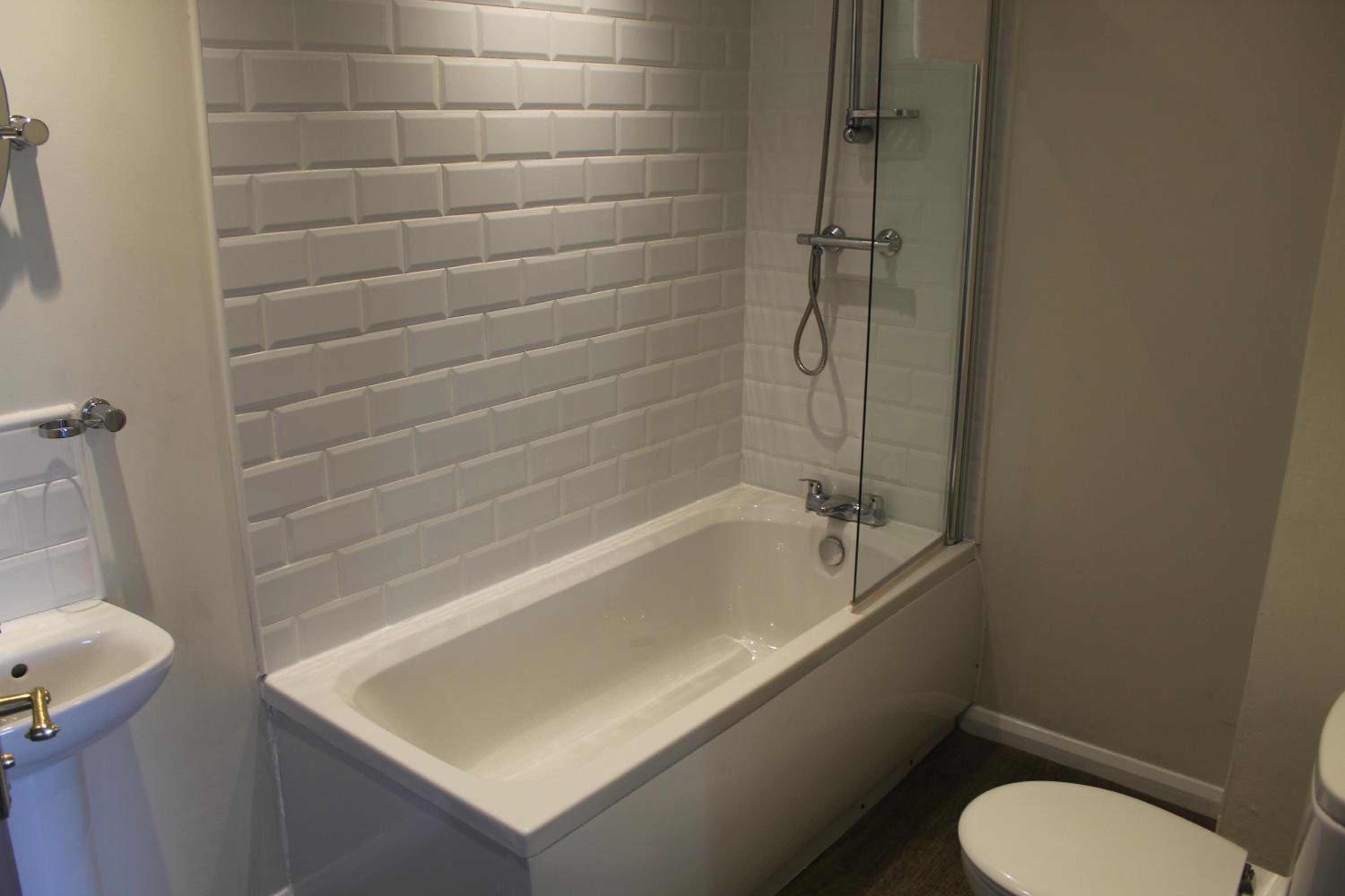 Double Room with Private Bathroom - Photo 8