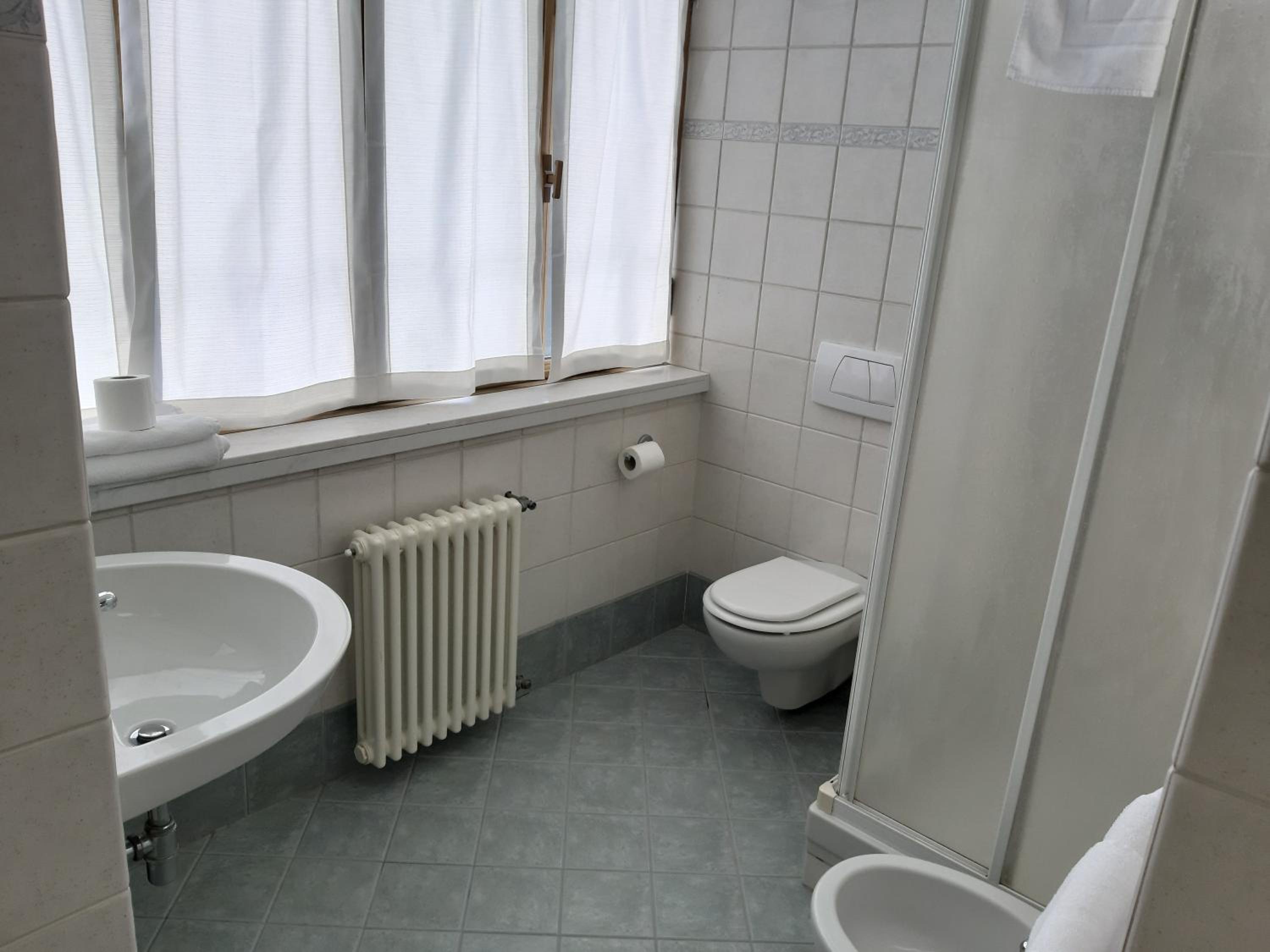 Twin Room with Private Bathroom - Photo 4