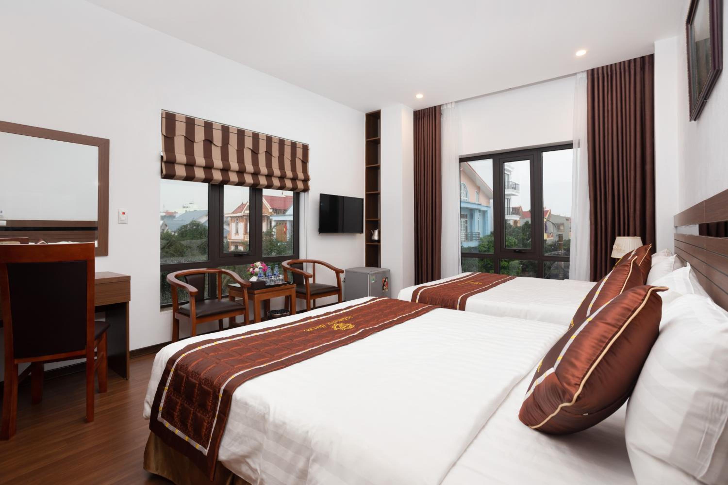 Family Room with Mountain View - Photo 3
