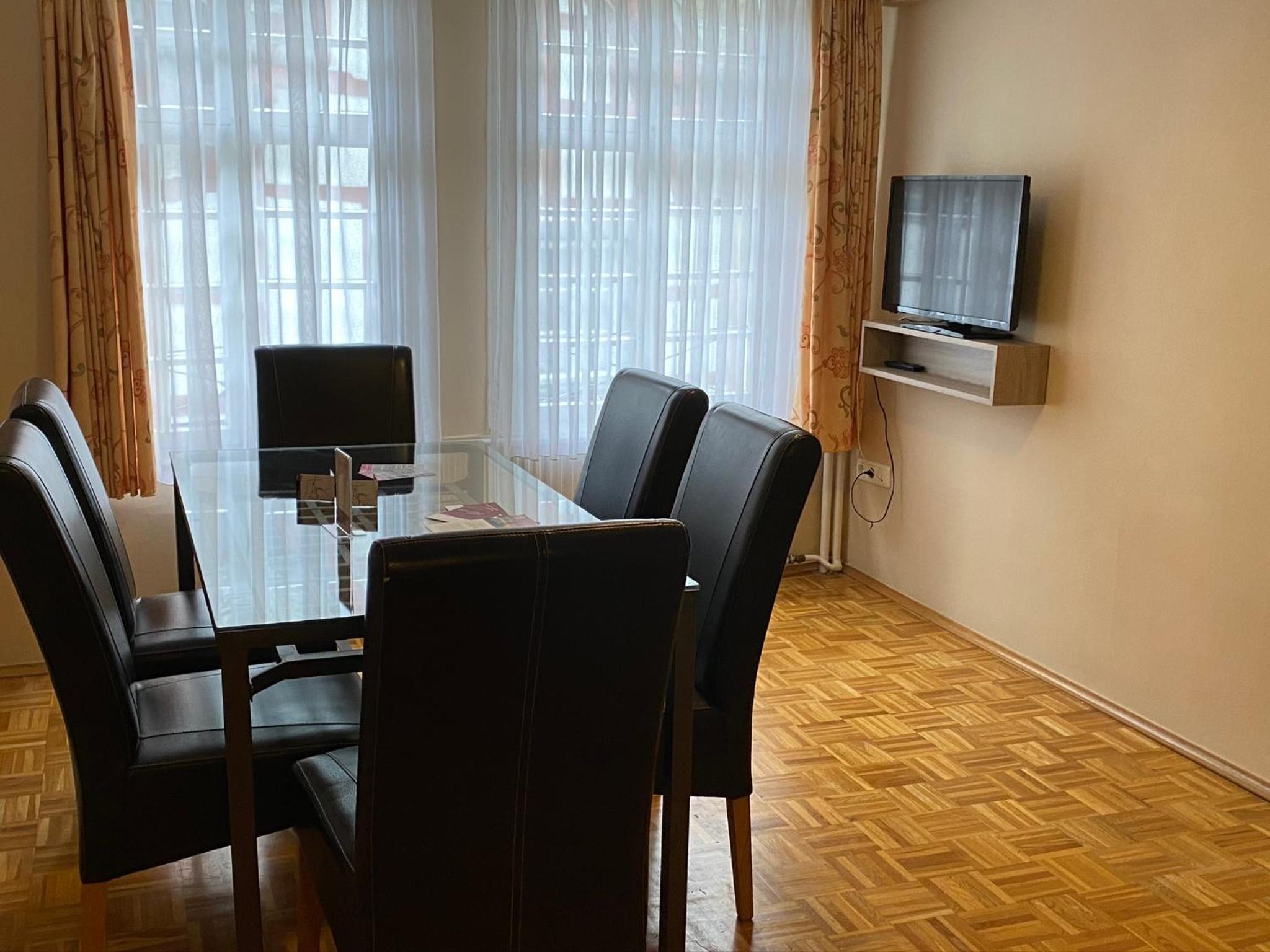 Family Room (6 Adults) photo 3