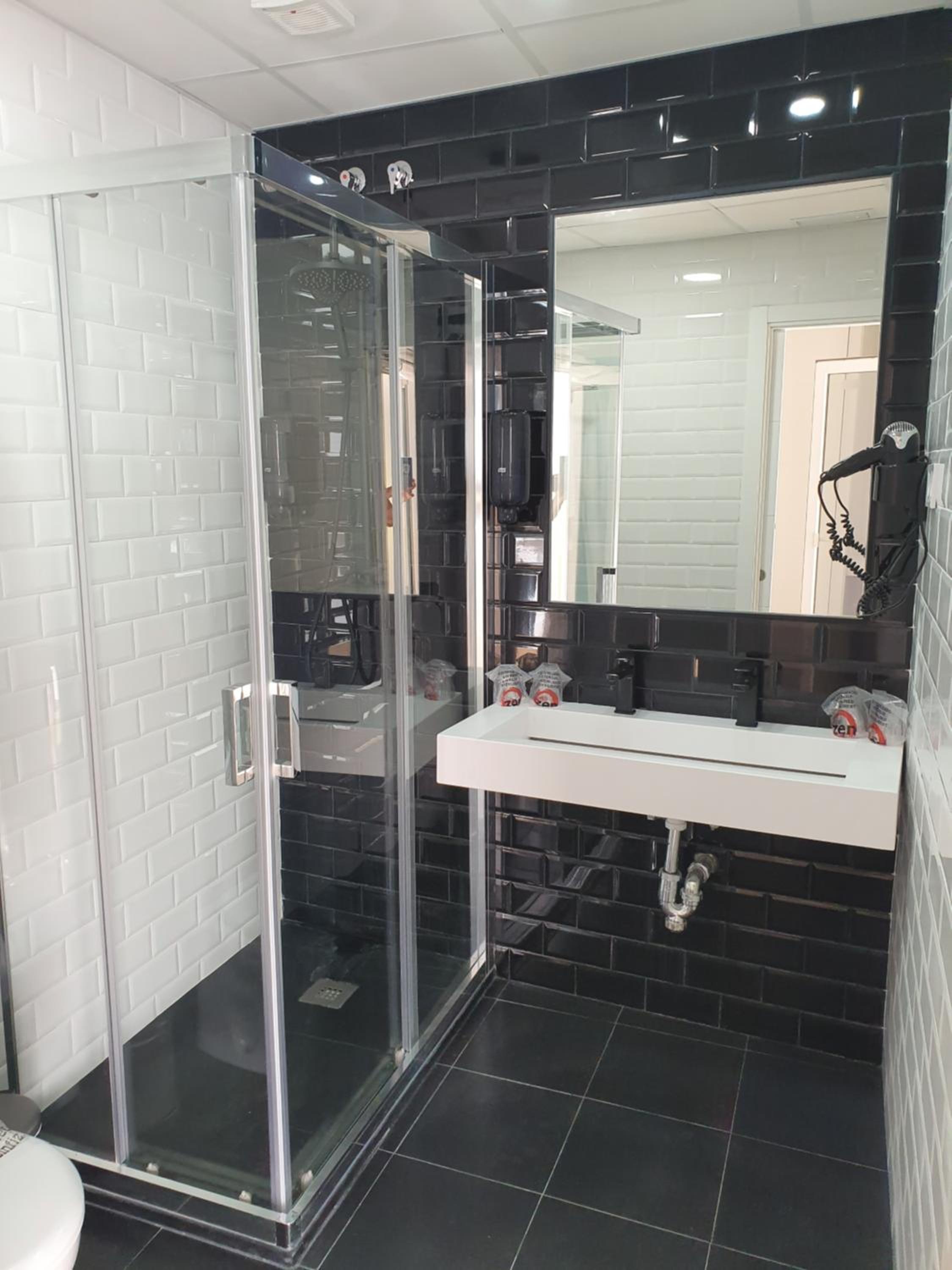 Double Room with Terrace with Free Airport Shuttle - Photo 3