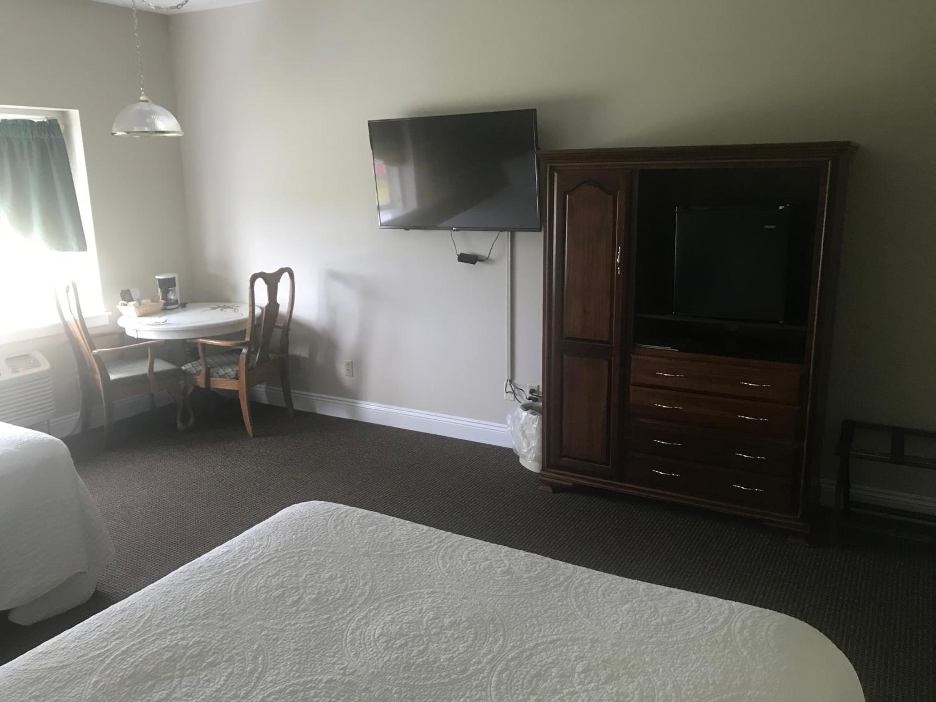 Standard Queen Room with Two Queen Beds photo 3
