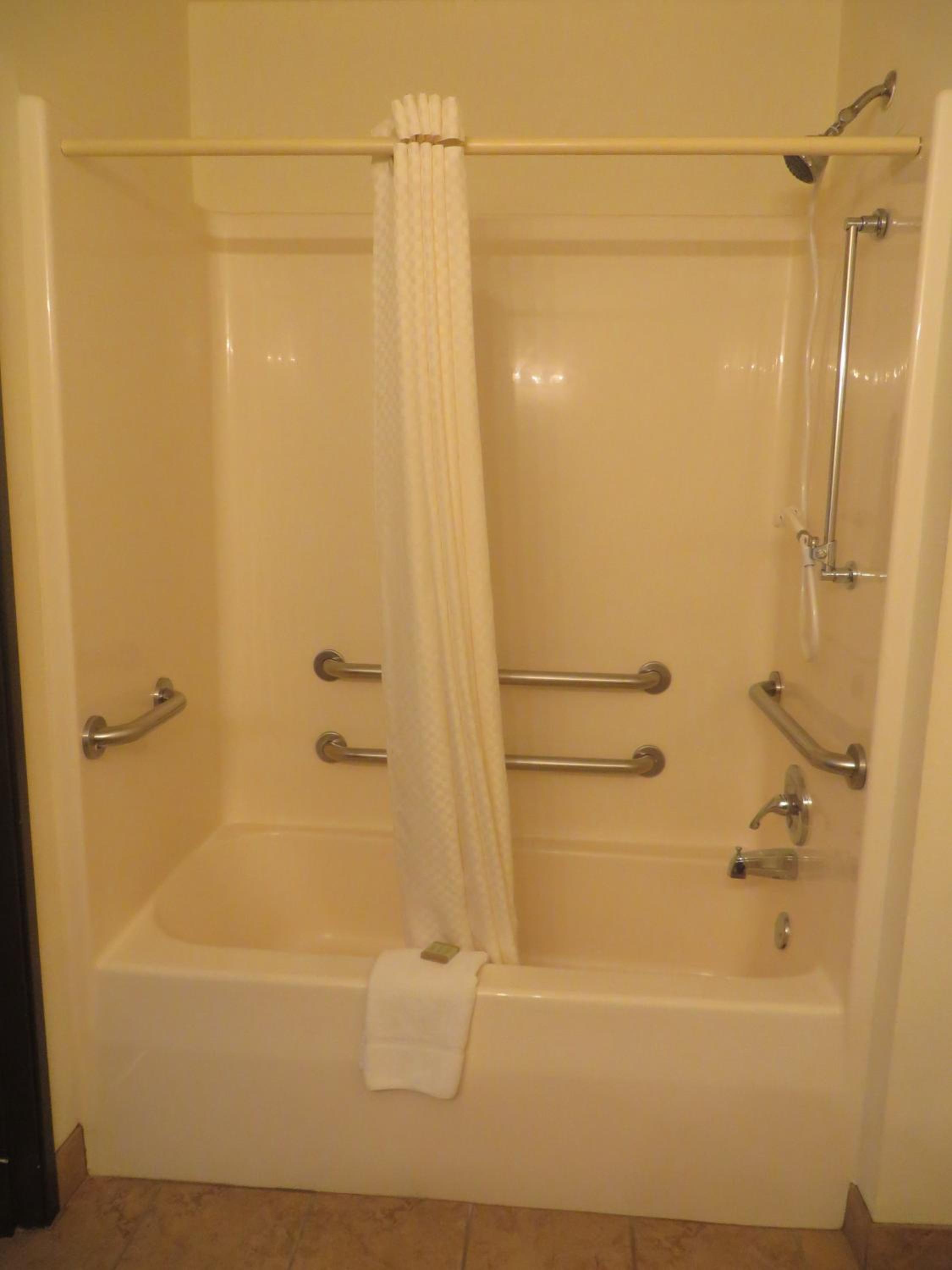 King Room with Roll-In Shower - Mobility Access/Non-Smoking - Photo 8