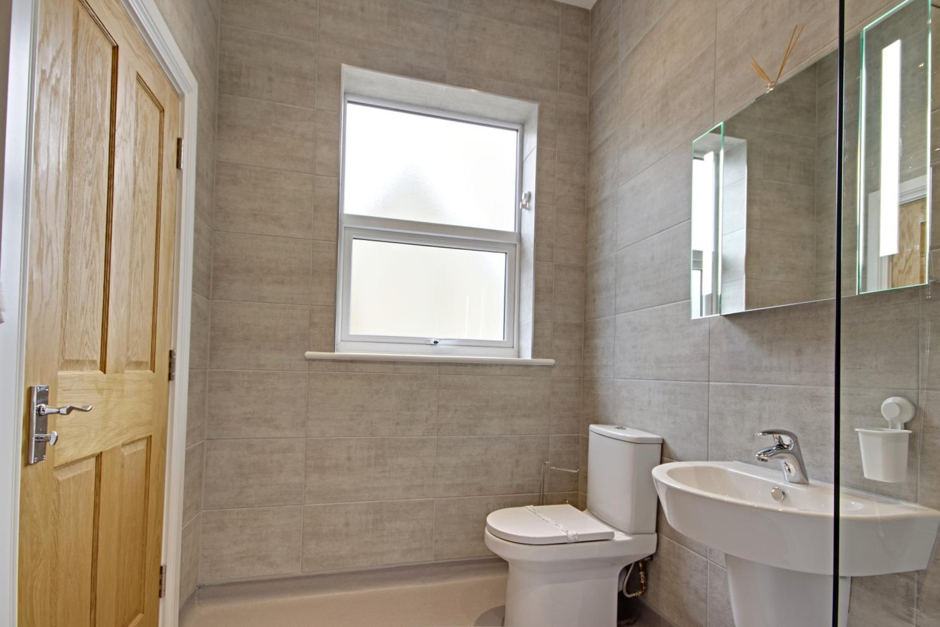Deluxe Double or Twin Room - Photo 11