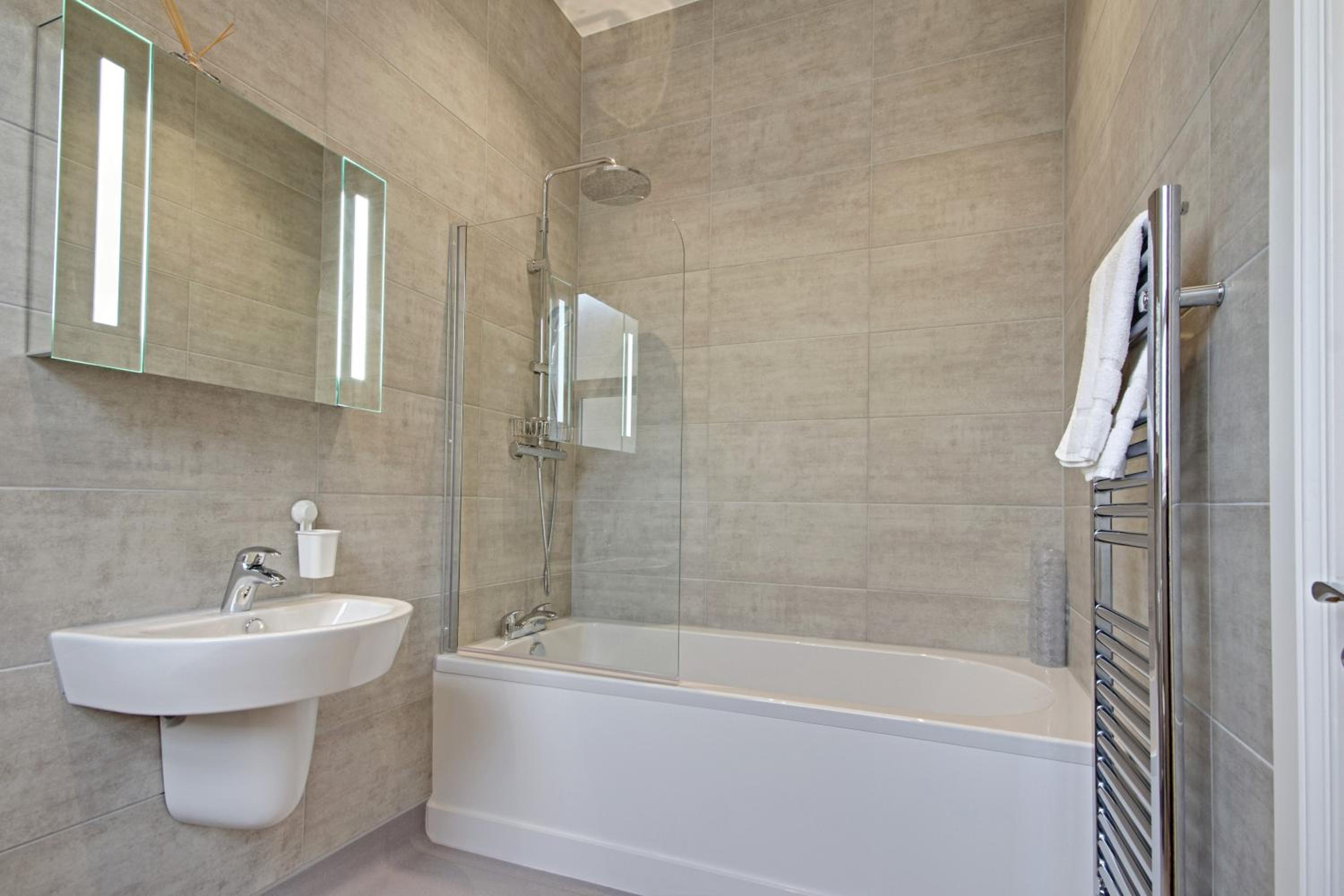 Deluxe Double or Twin Room - Photo 12