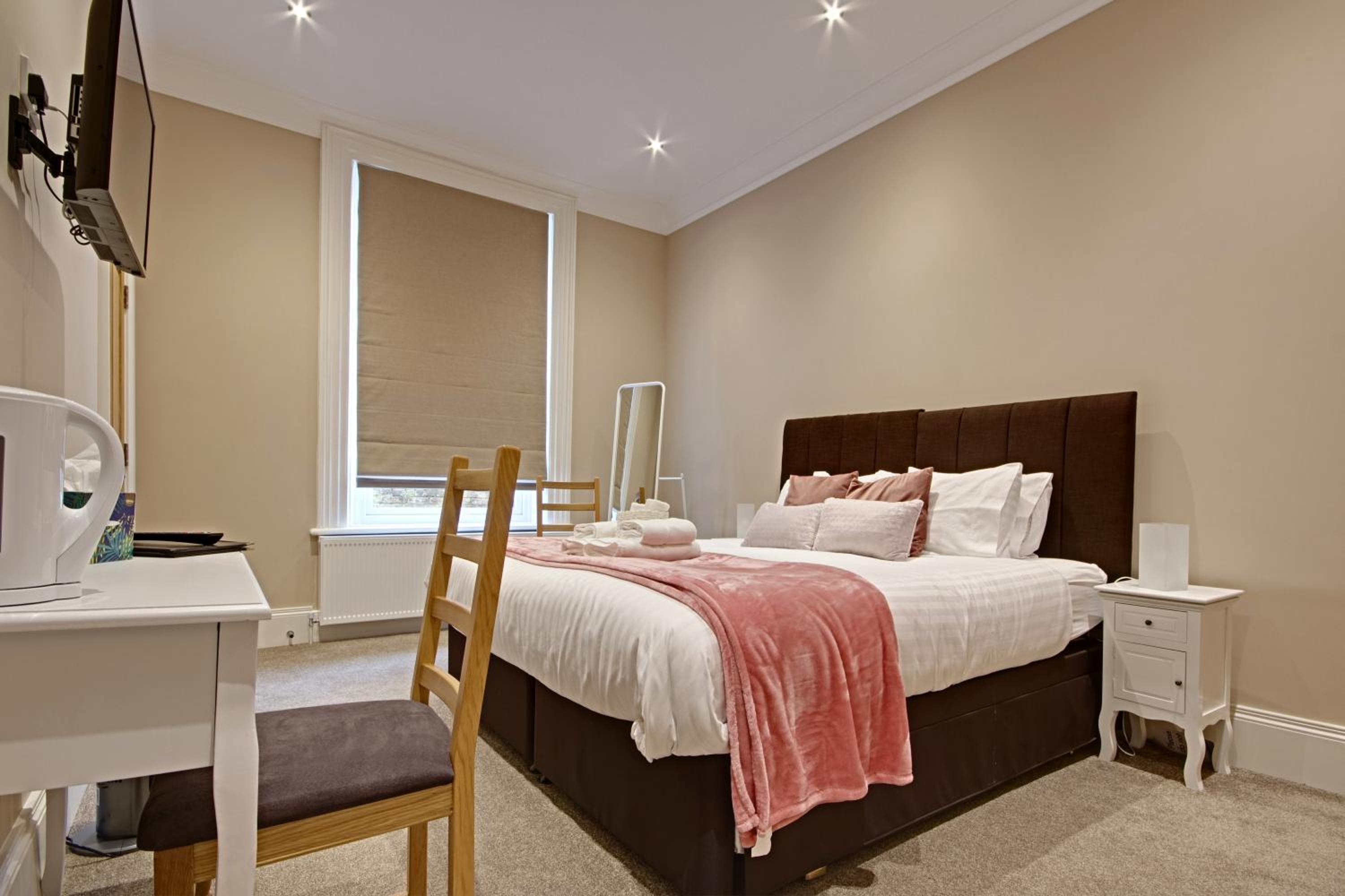 Deluxe Double or Twin Room - Photo 7