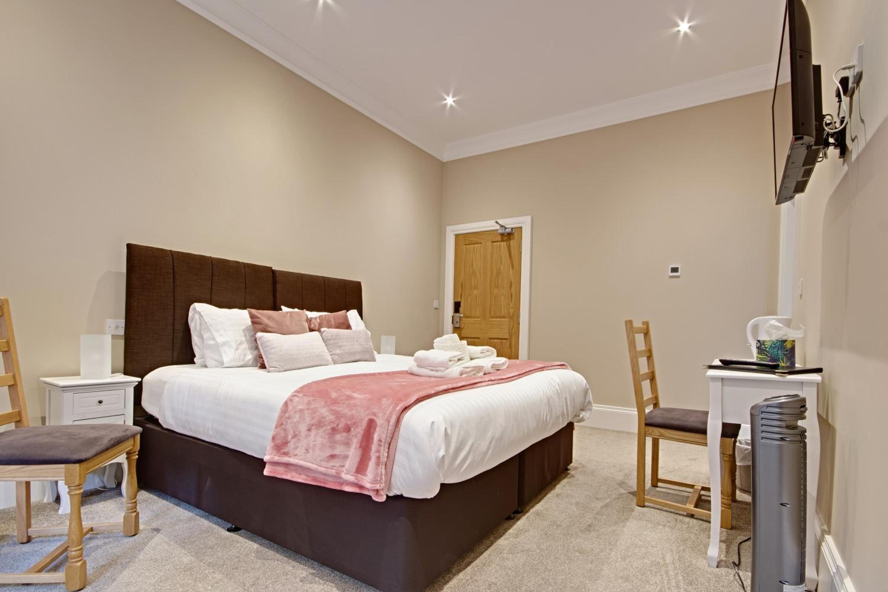 Deluxe Double or Twin Room - Photo 9