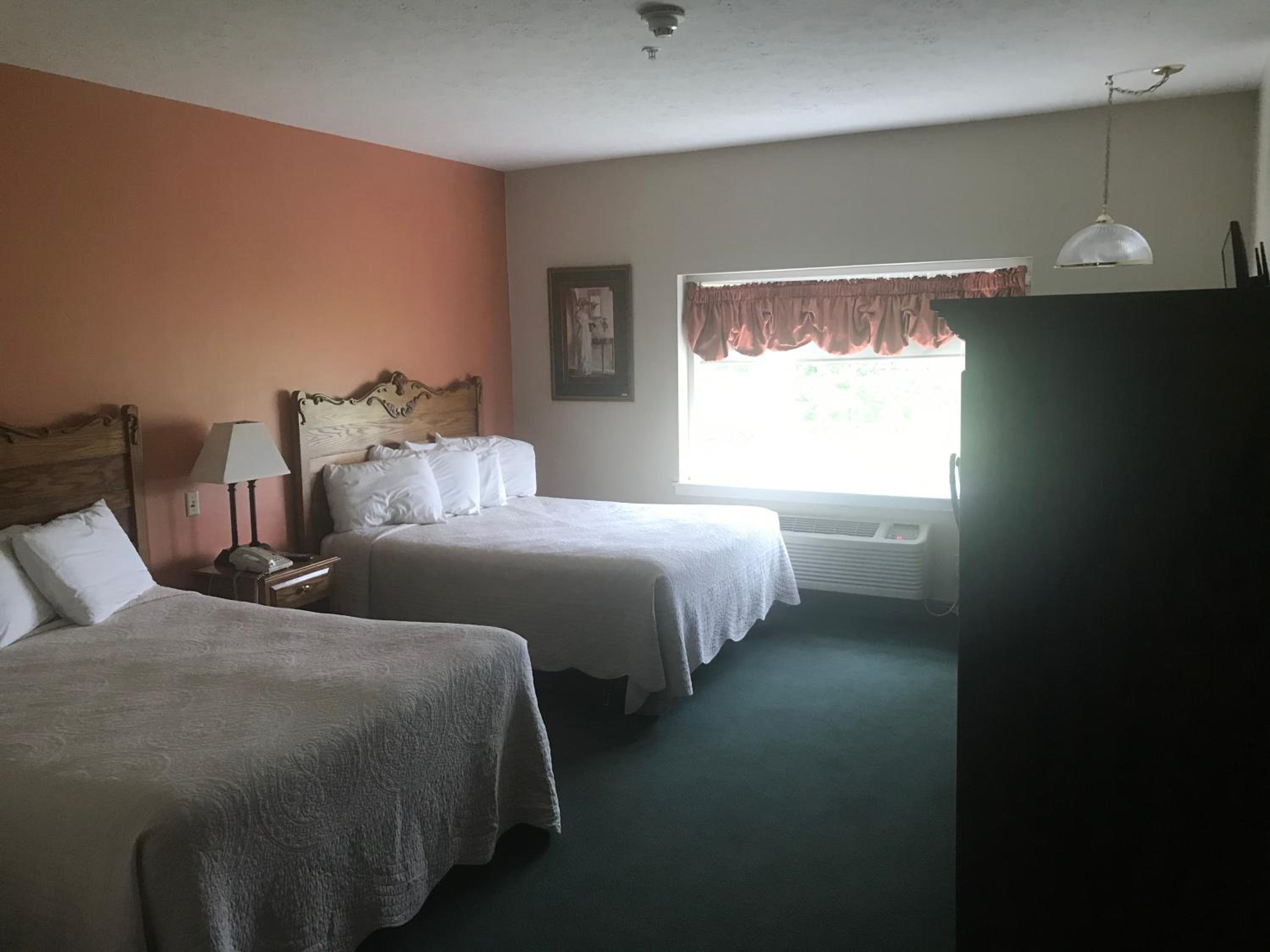 Standard Queen Room with Two Queen Beds photo 2