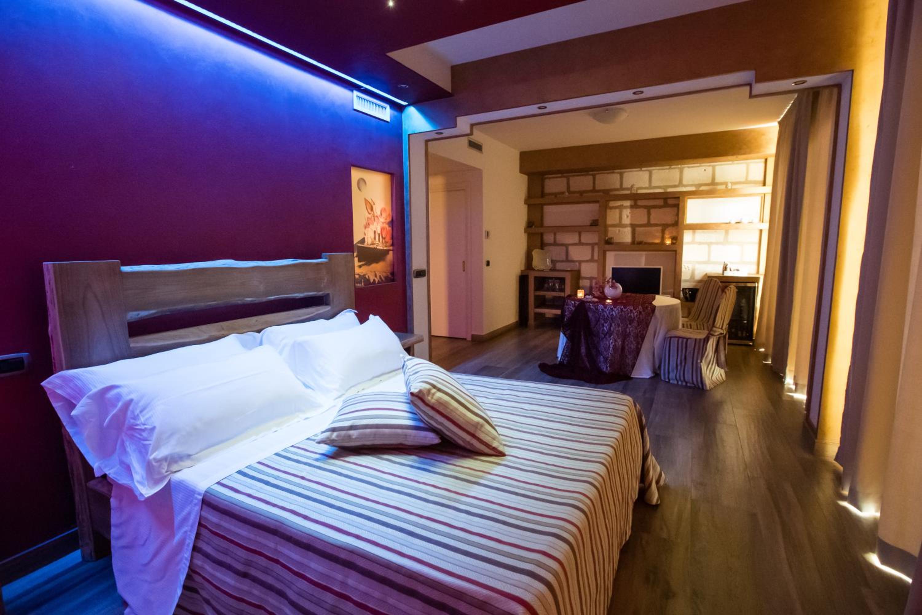 One-Bedroom Suite - Photo 4