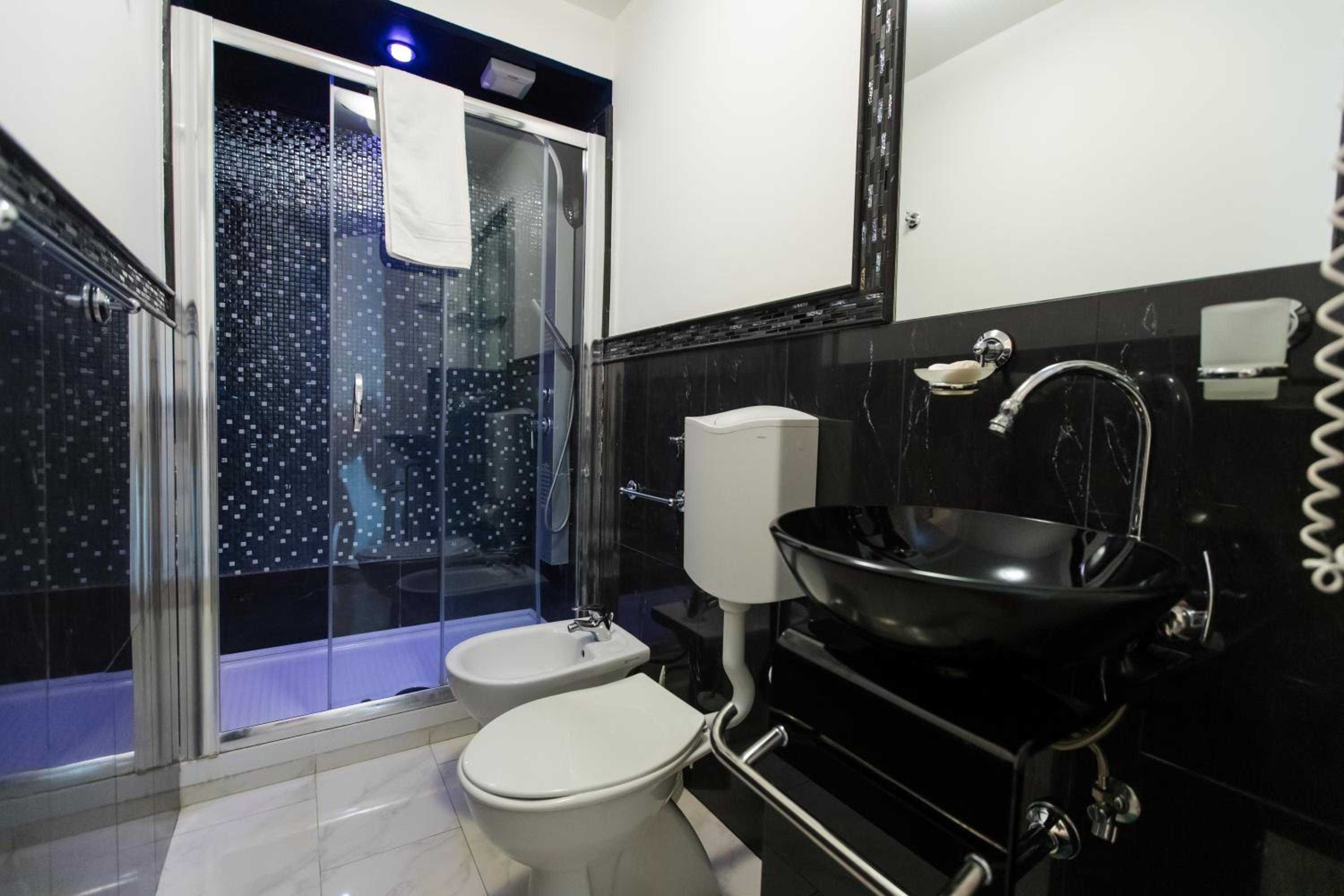 Deluxe Double Room - Photo 14