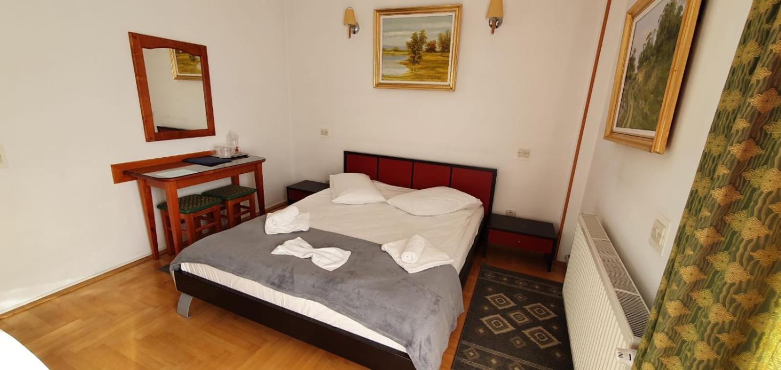 Deluxe Double Room with Balcony - Photo 5