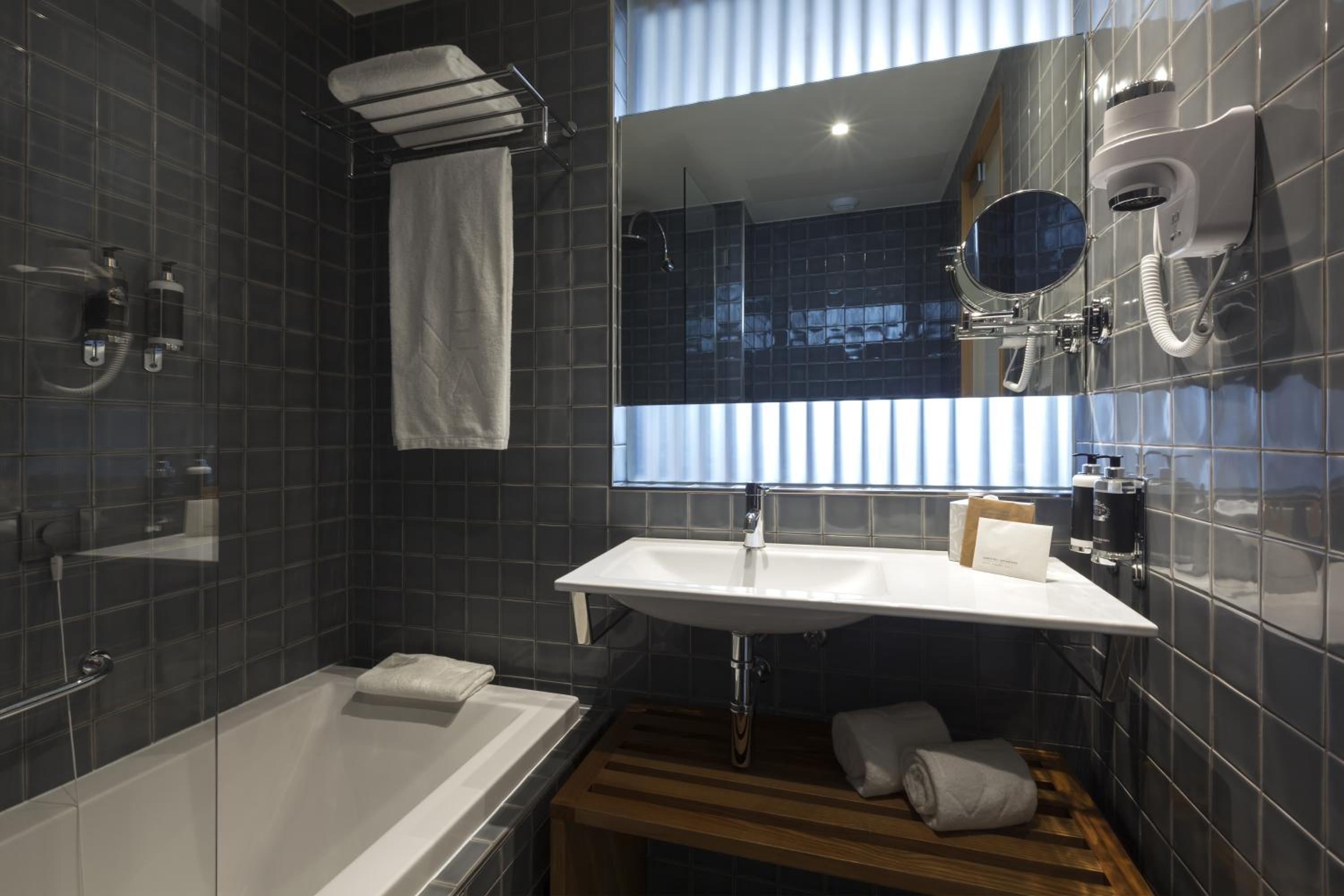 Superior Twin Room thumbnail 5