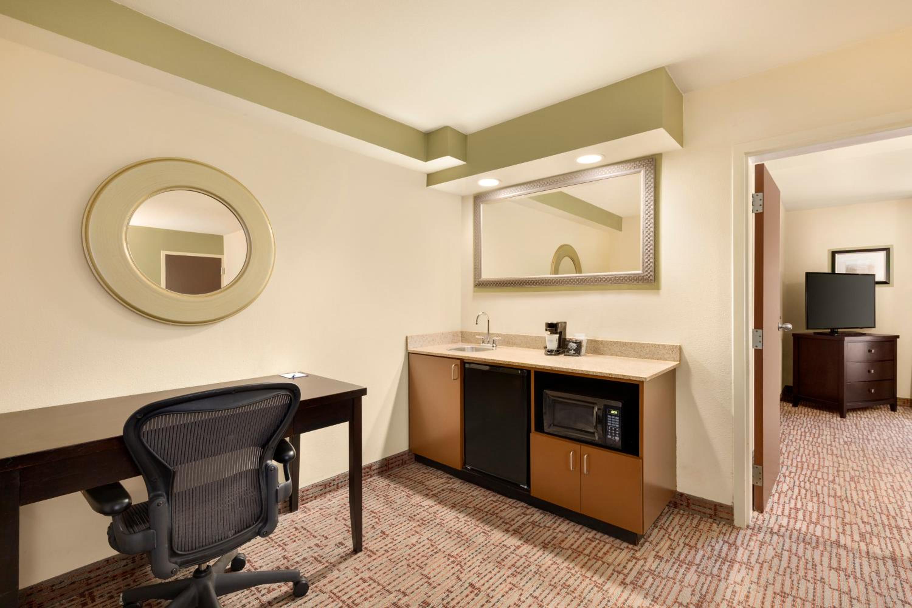 One-Bedroom King Suite - Non-Smoking photo 2