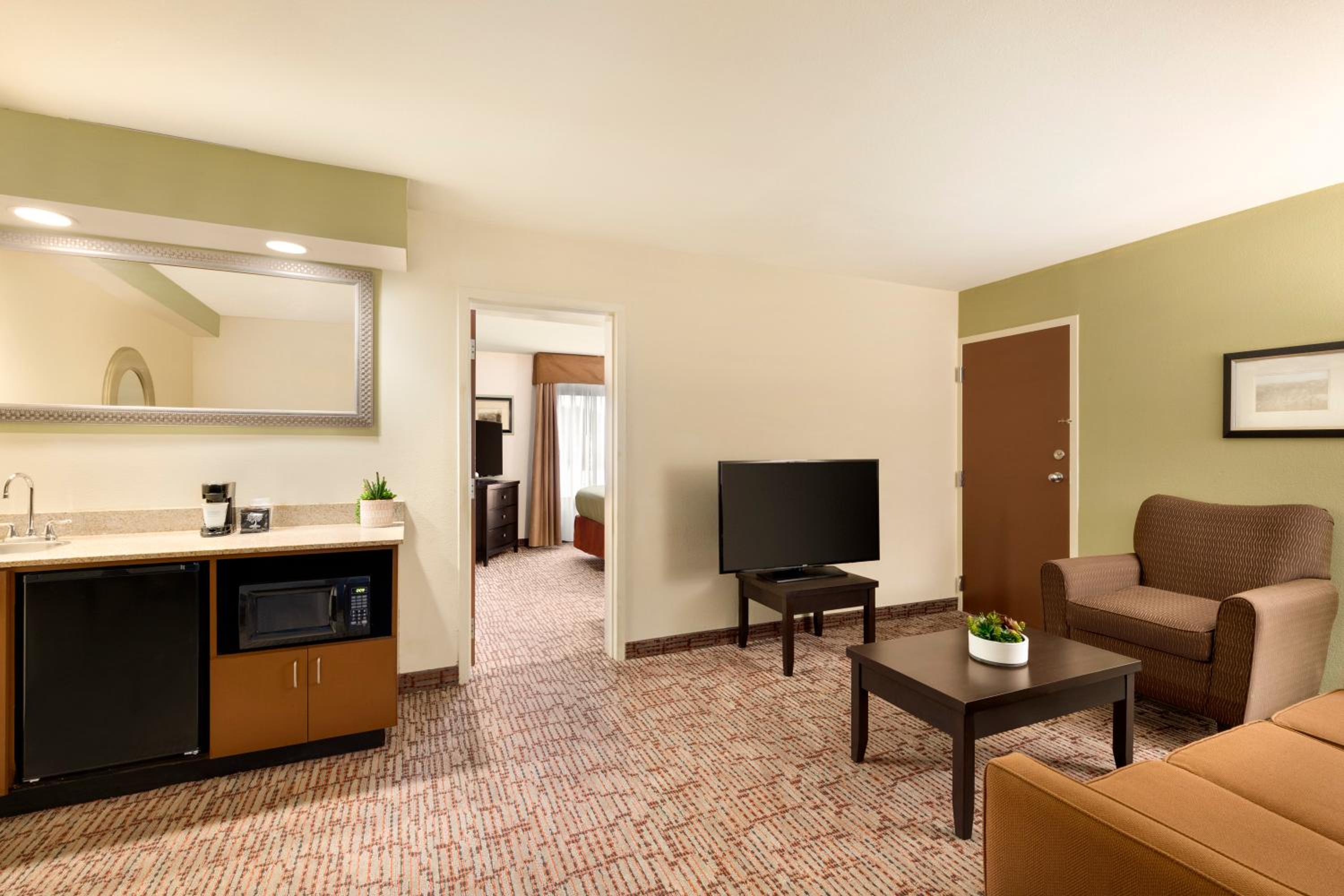 One-Bedroom King Suite - Non-Smoking photo 3