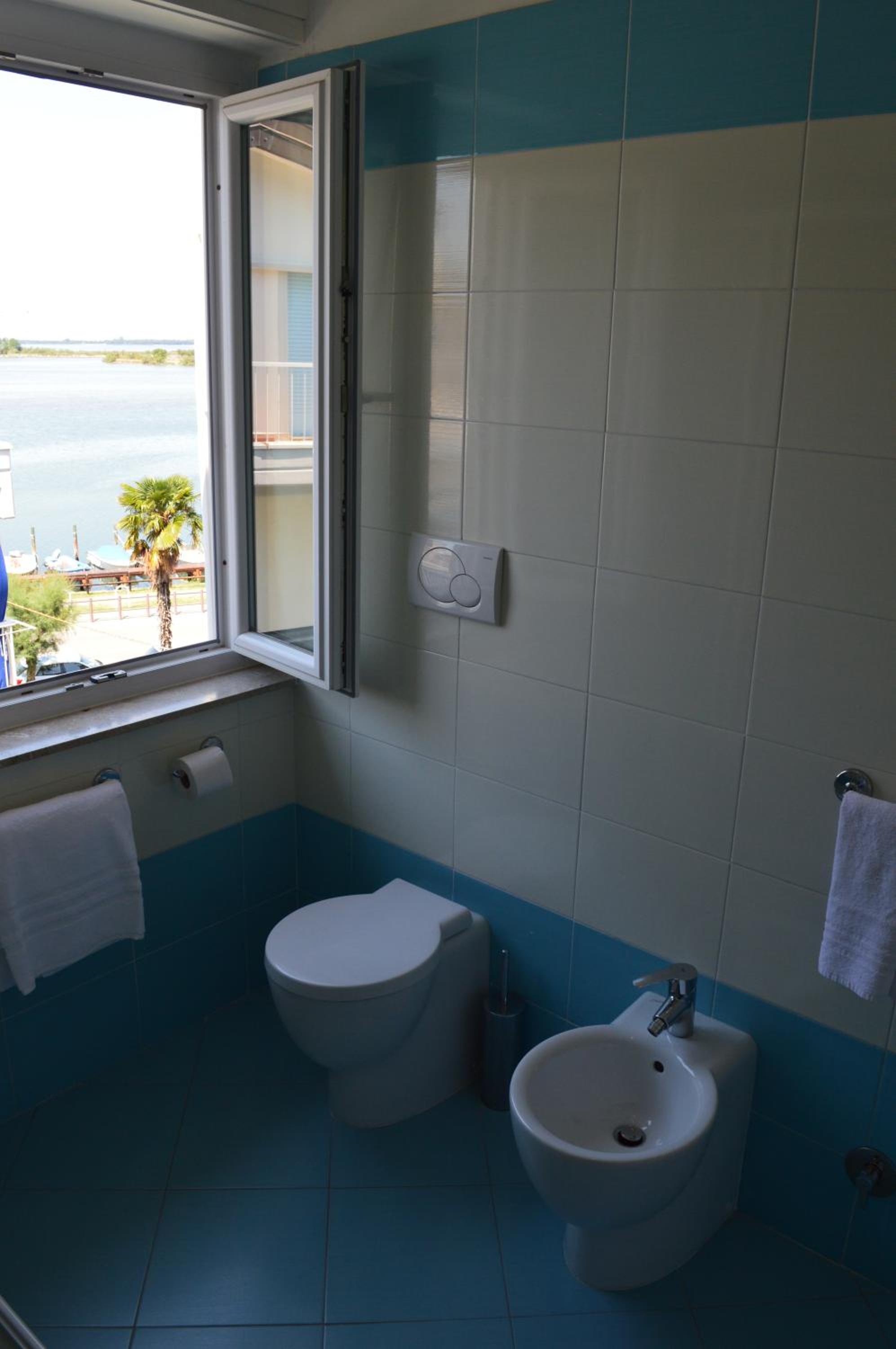 Double Room - Photo 11