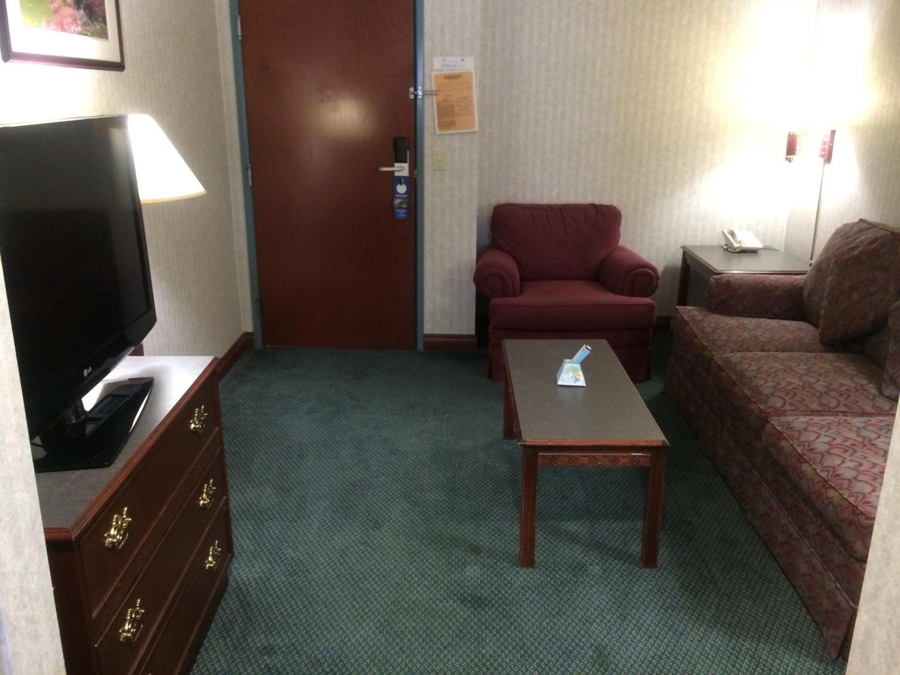 King Suite with Sofa Bed - Non-Smoking - Photo 5