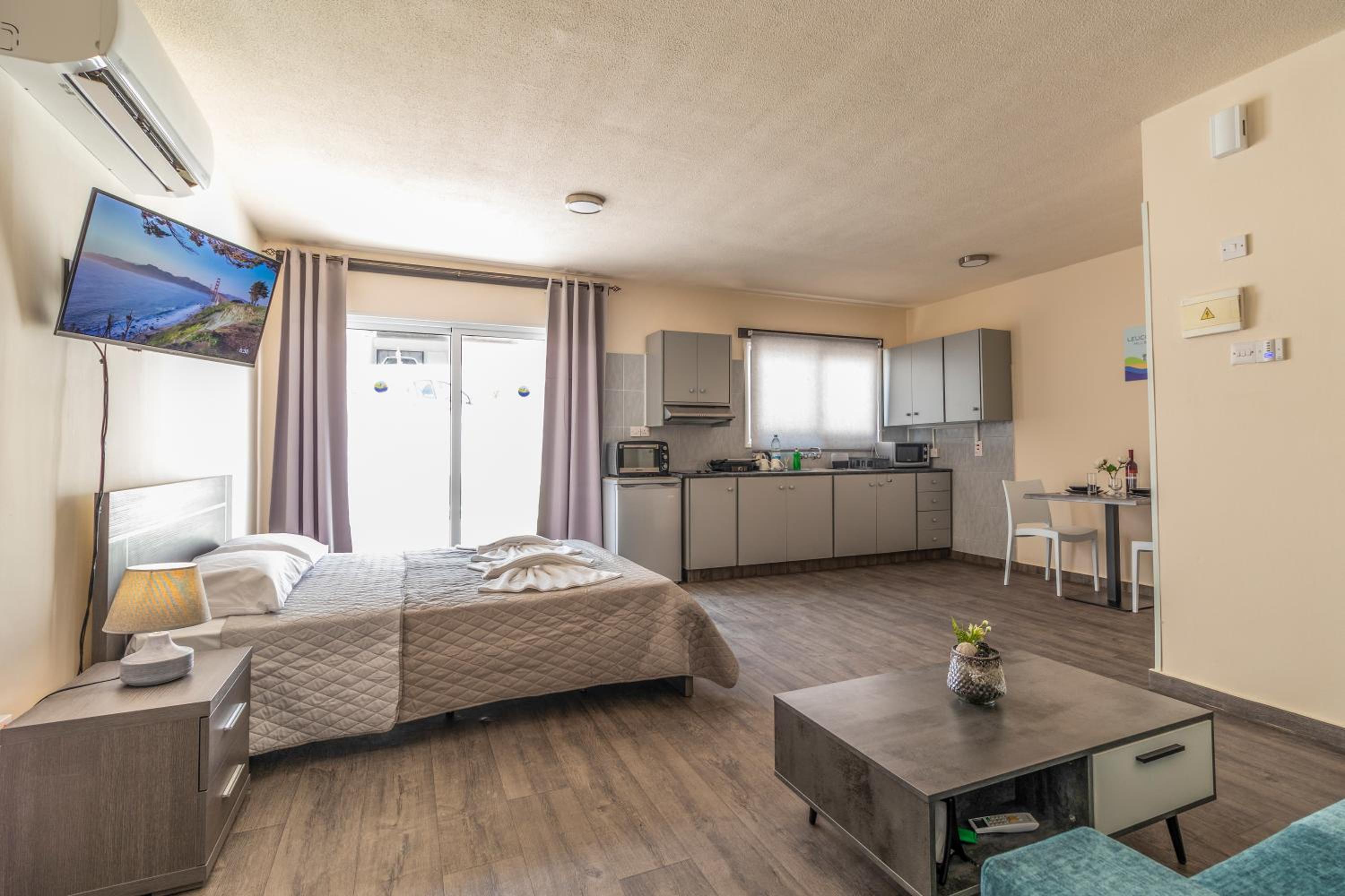 Studio Apartment photo 1