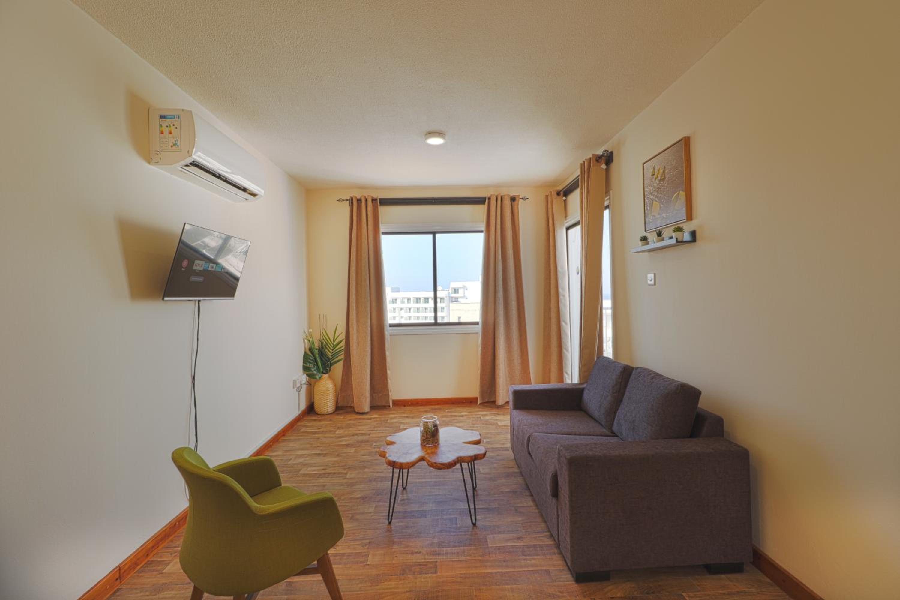 Apartment with Balcony photo 2